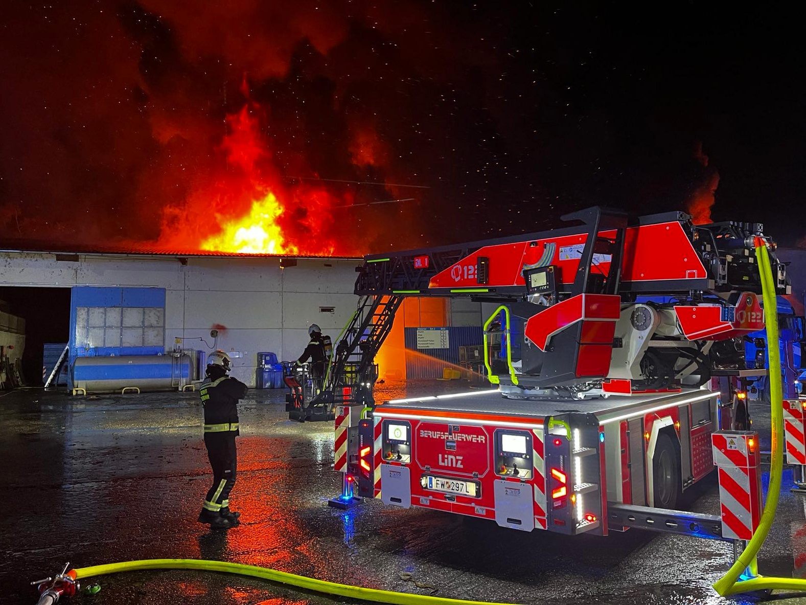 In einer Lagerhalle in einem Linzer Recyclingunternehmen ist ein Großbrand ausgebrochen.