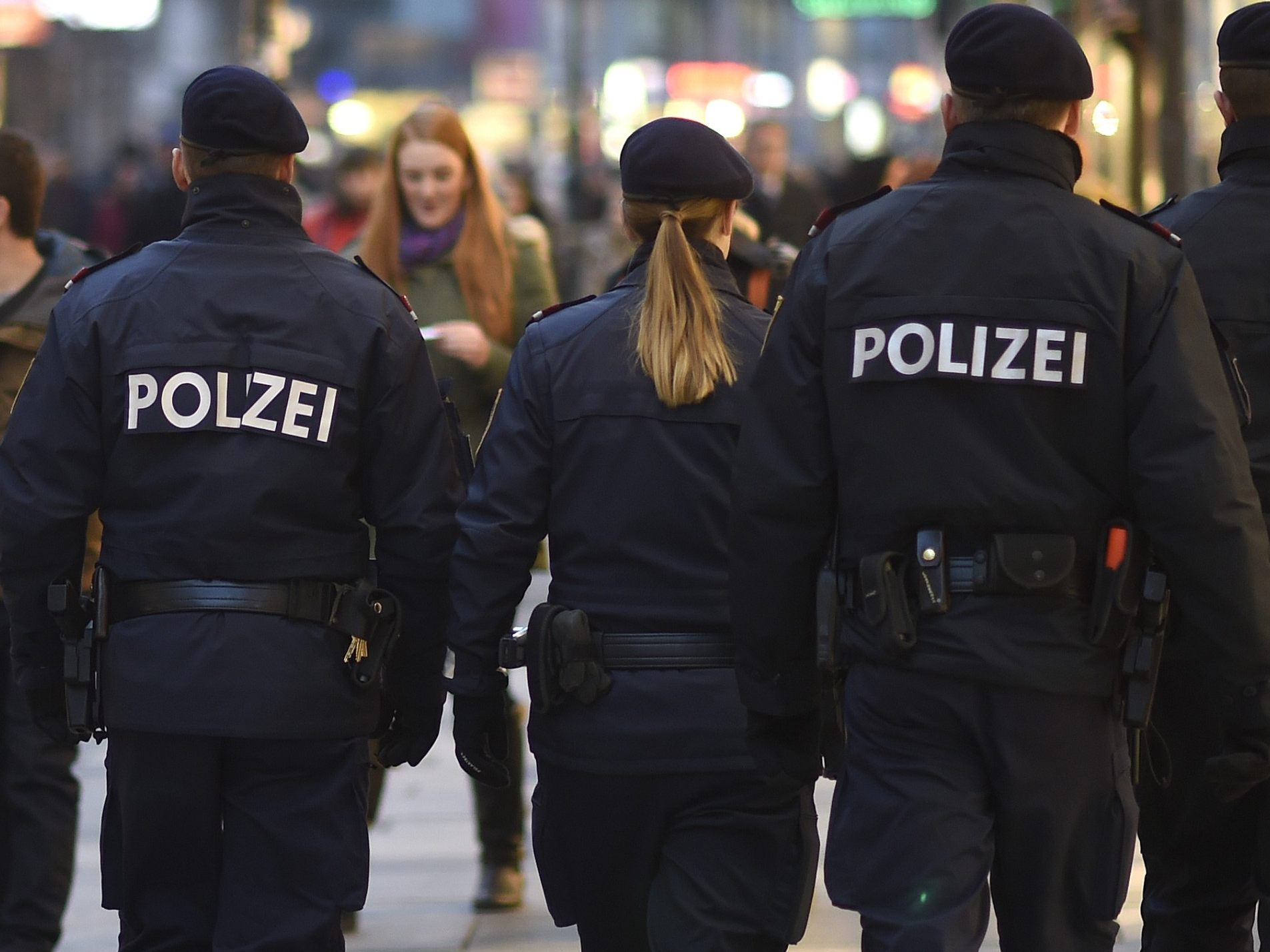 Die Polizei fand zahlreiche Waffen bei dem Mann.