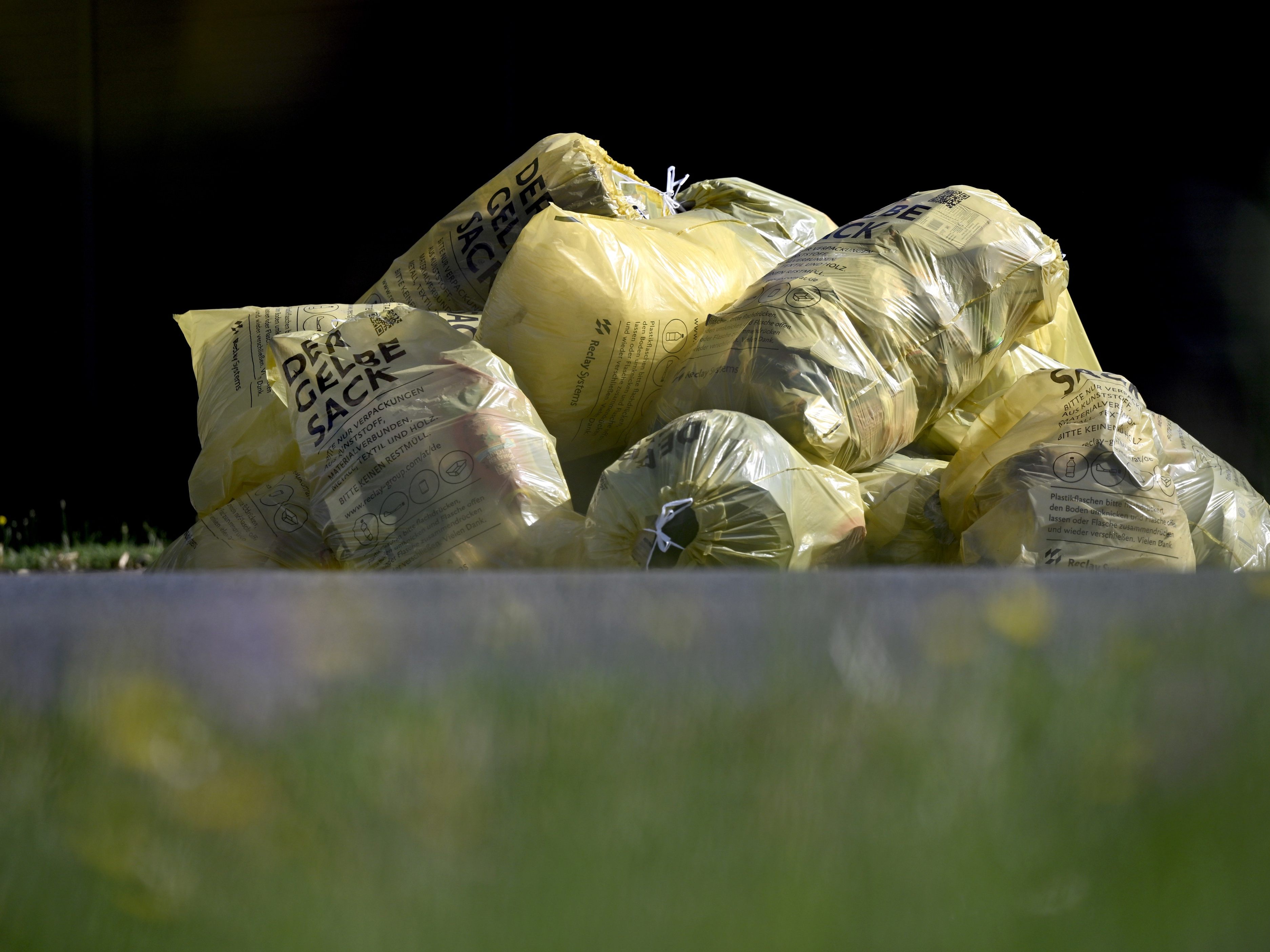 Verschiedene Argumente für das Mülltrennen vorhanden.