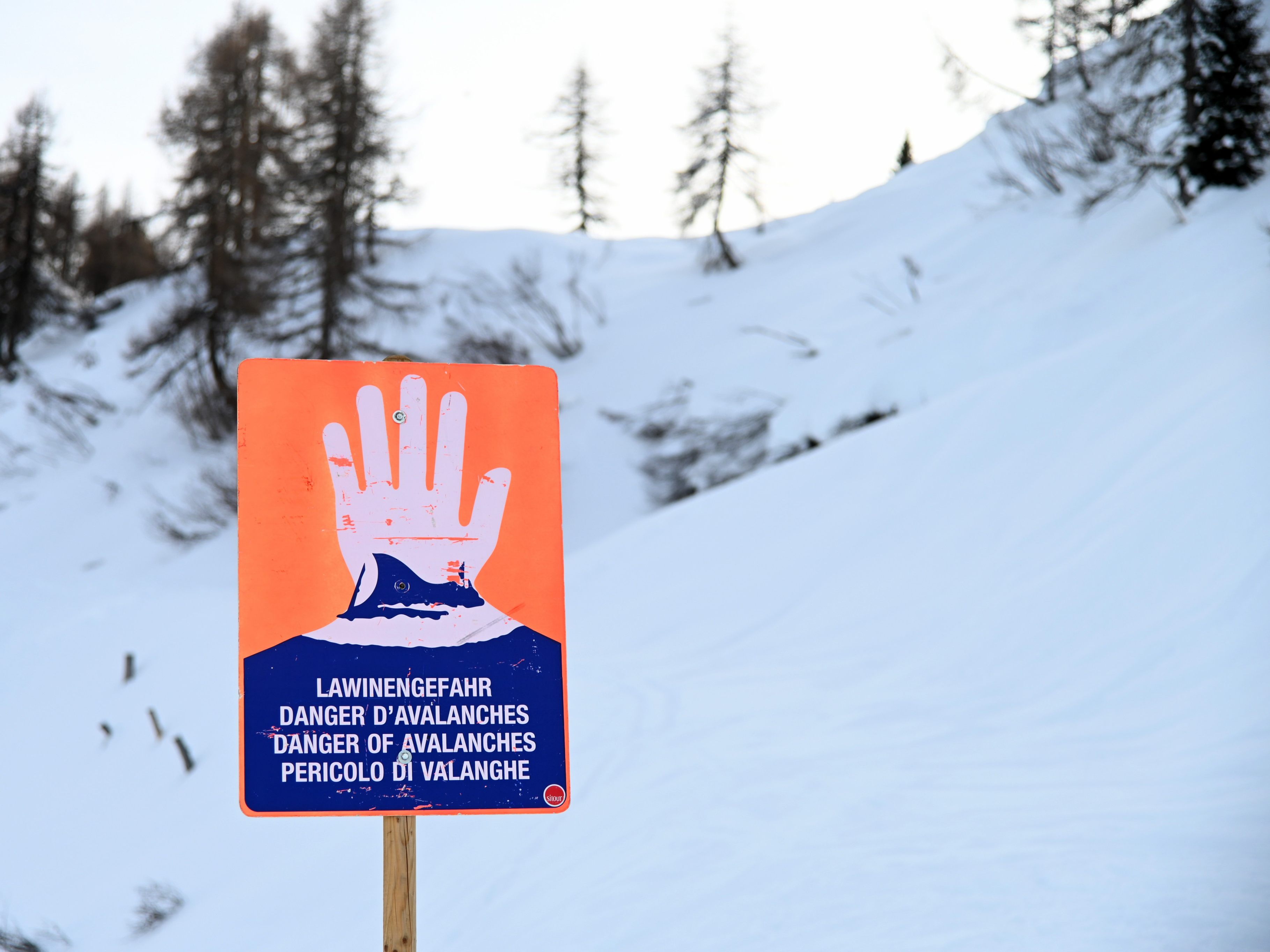 Bei einem Lawinenabgang am Stubaier Gletscher wurden offenbar mehrere Wintersportler verschüttet.