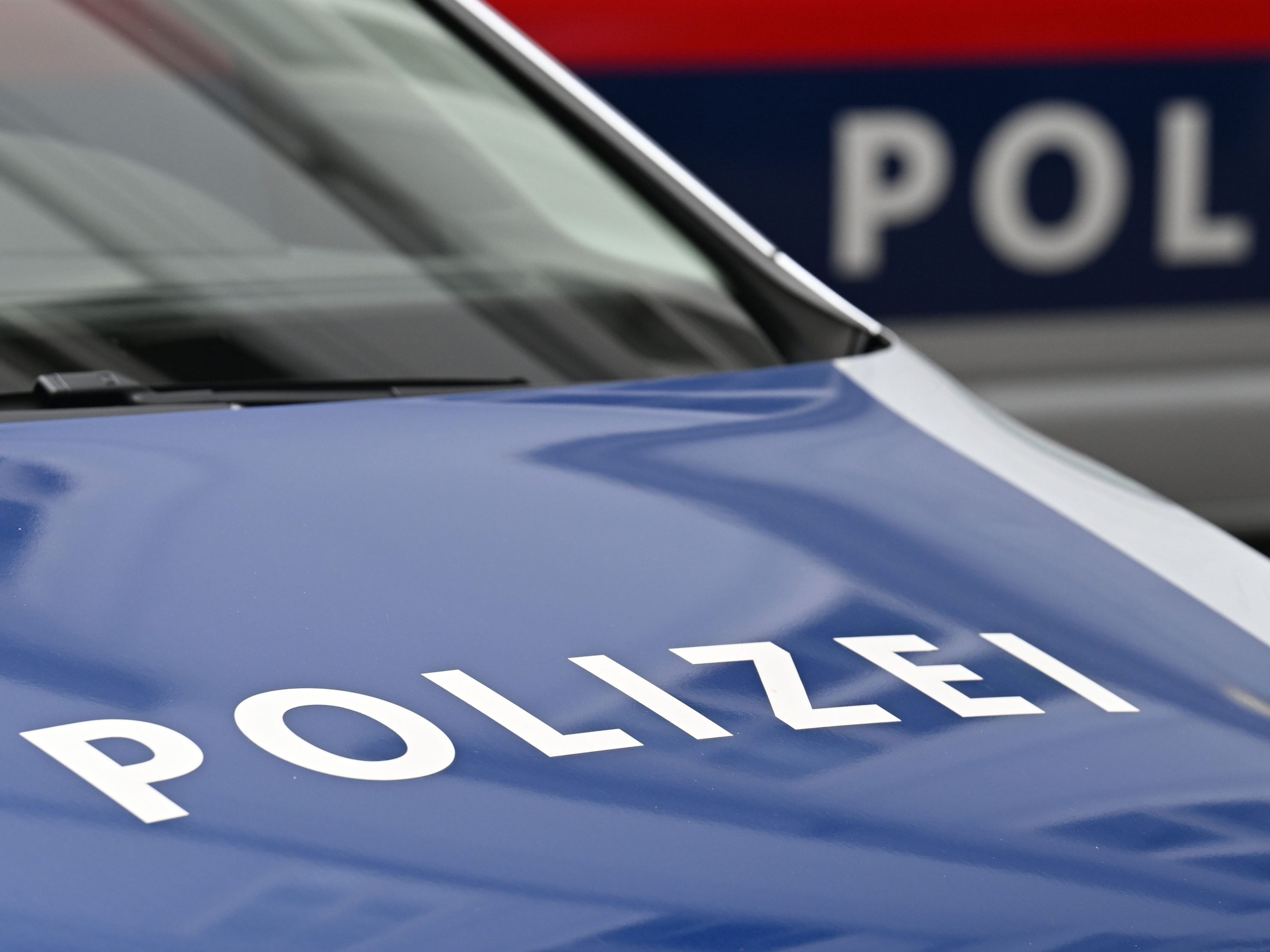 Zwei Polizei-Fahrzeuge.