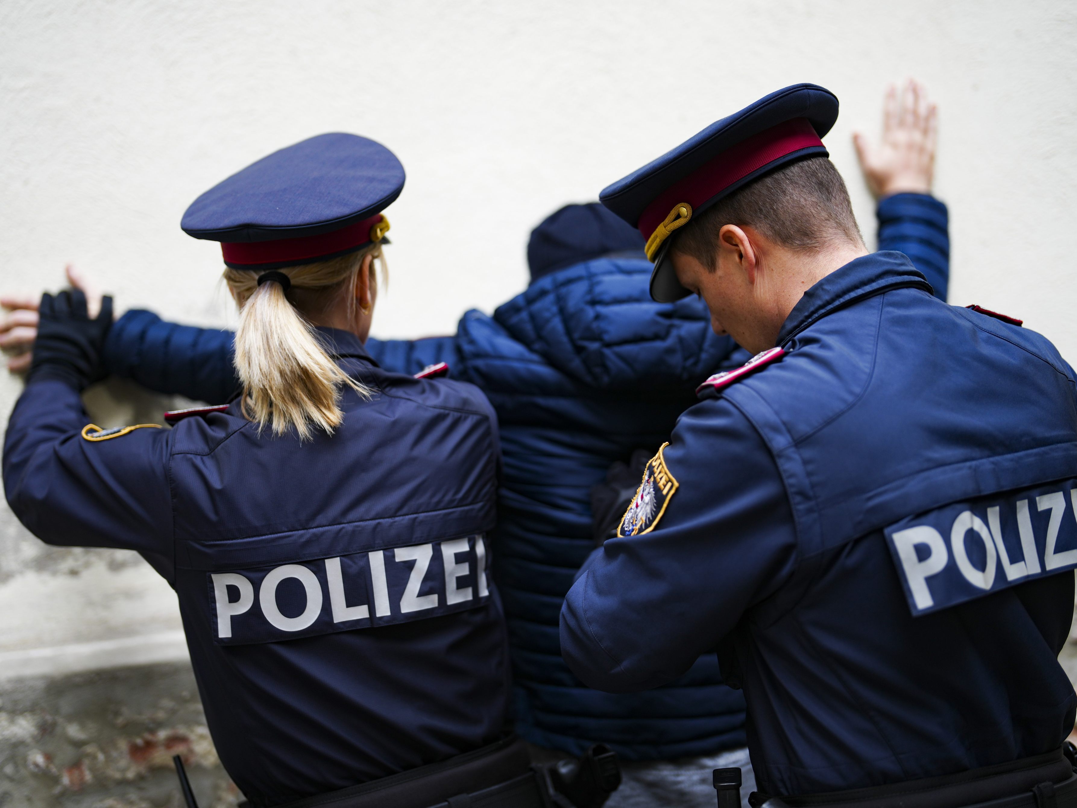 Der Mann soll Passanten wild gestikulierend nachgegangen sein.