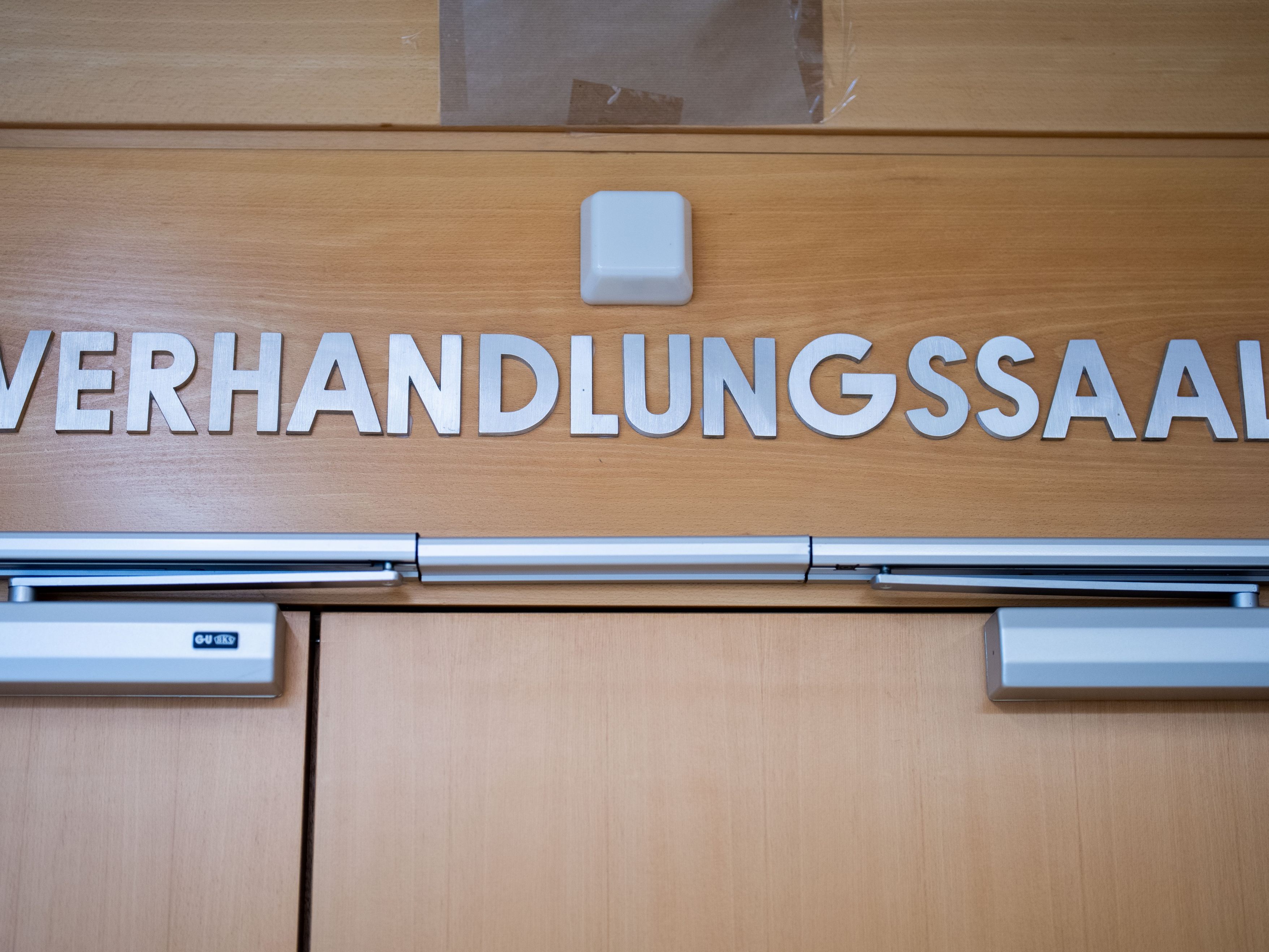 Prozess nach dem Wurf von Steinen von einer Wiener Straßenbrücke.