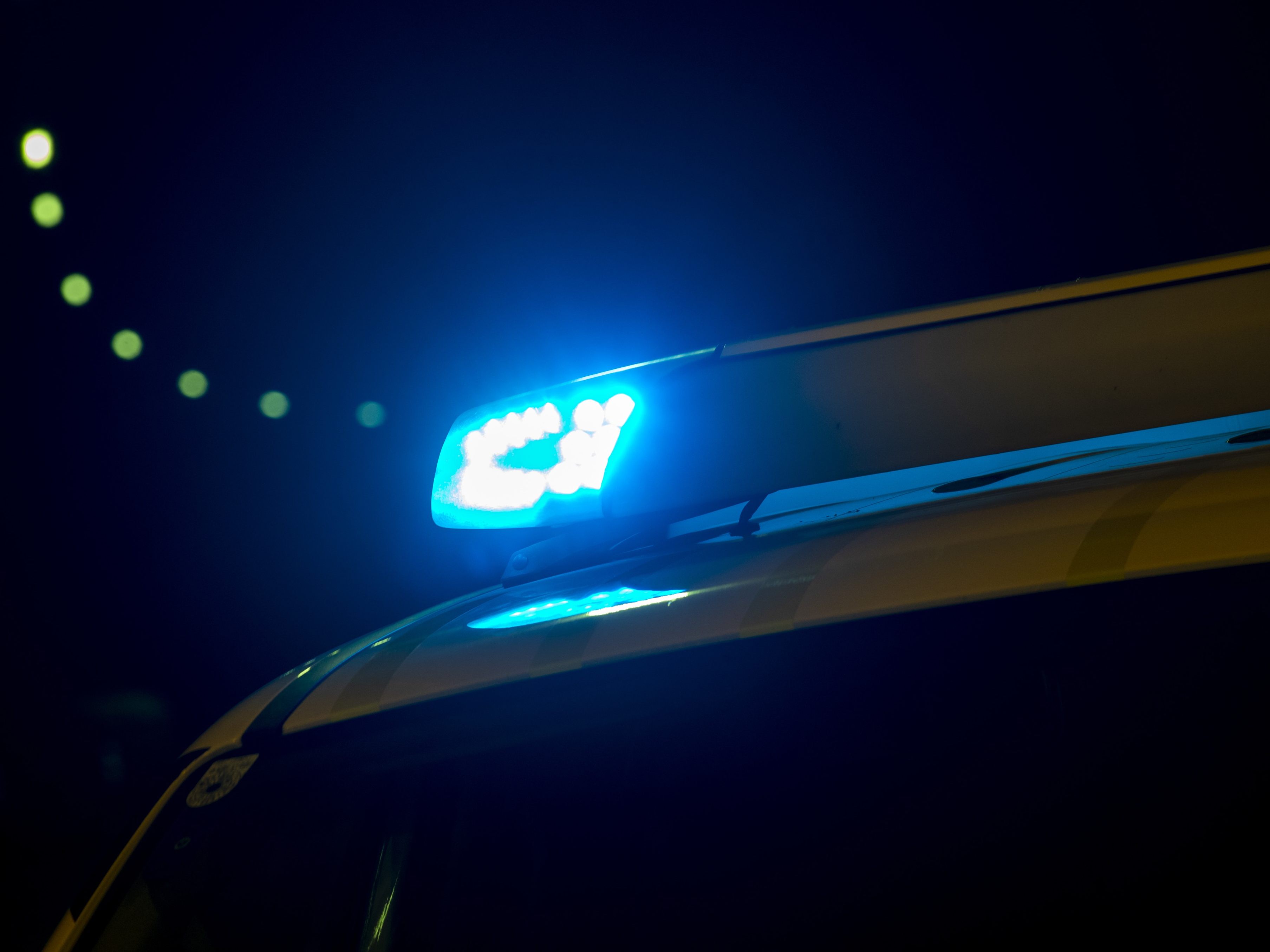 Ein Pkw-Lenker wurde in der Steiermark unter einem Lkw eingeklemmt.