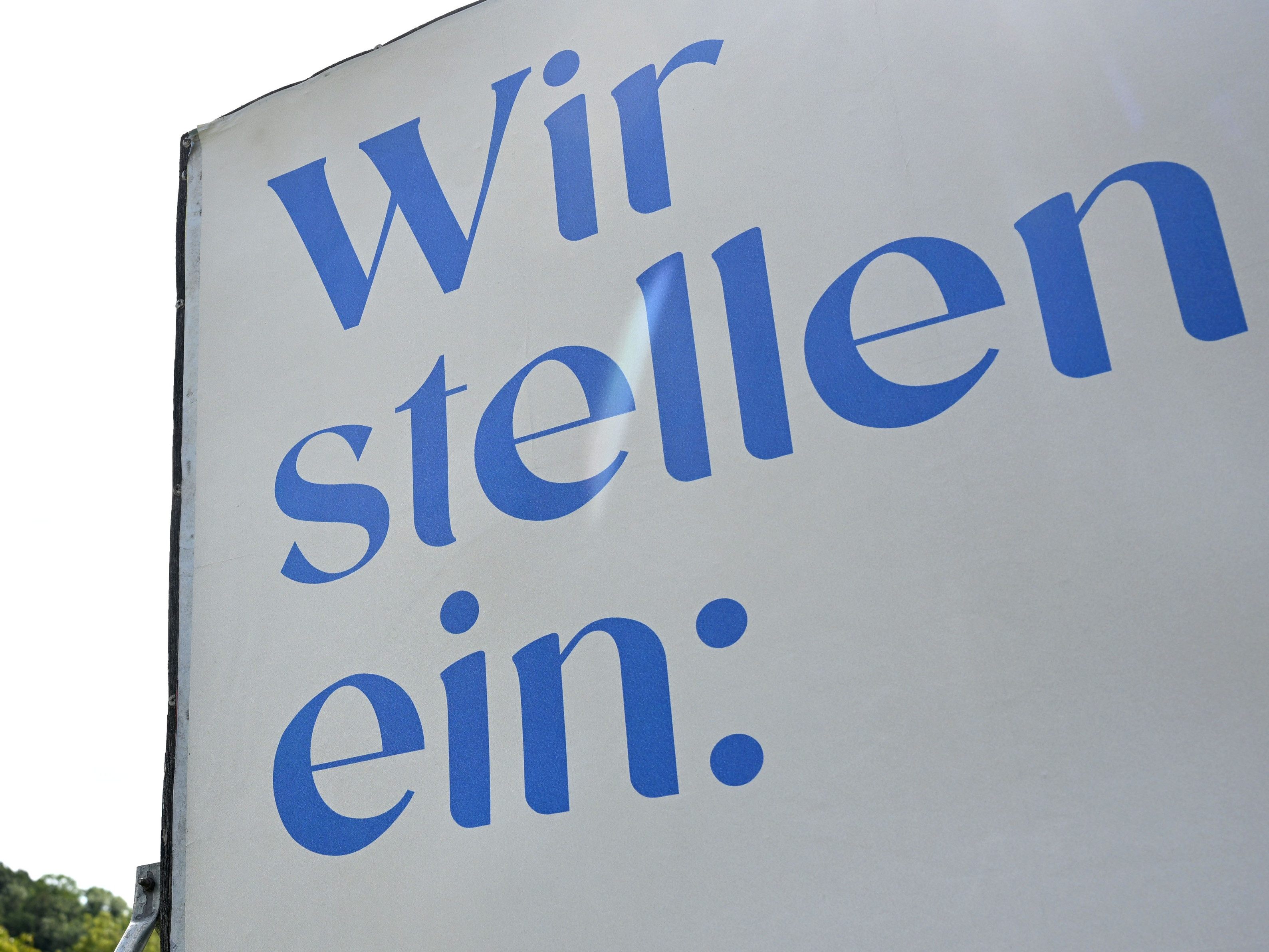 Die Zahl der offenen Stellen ist weiter rückläufig.