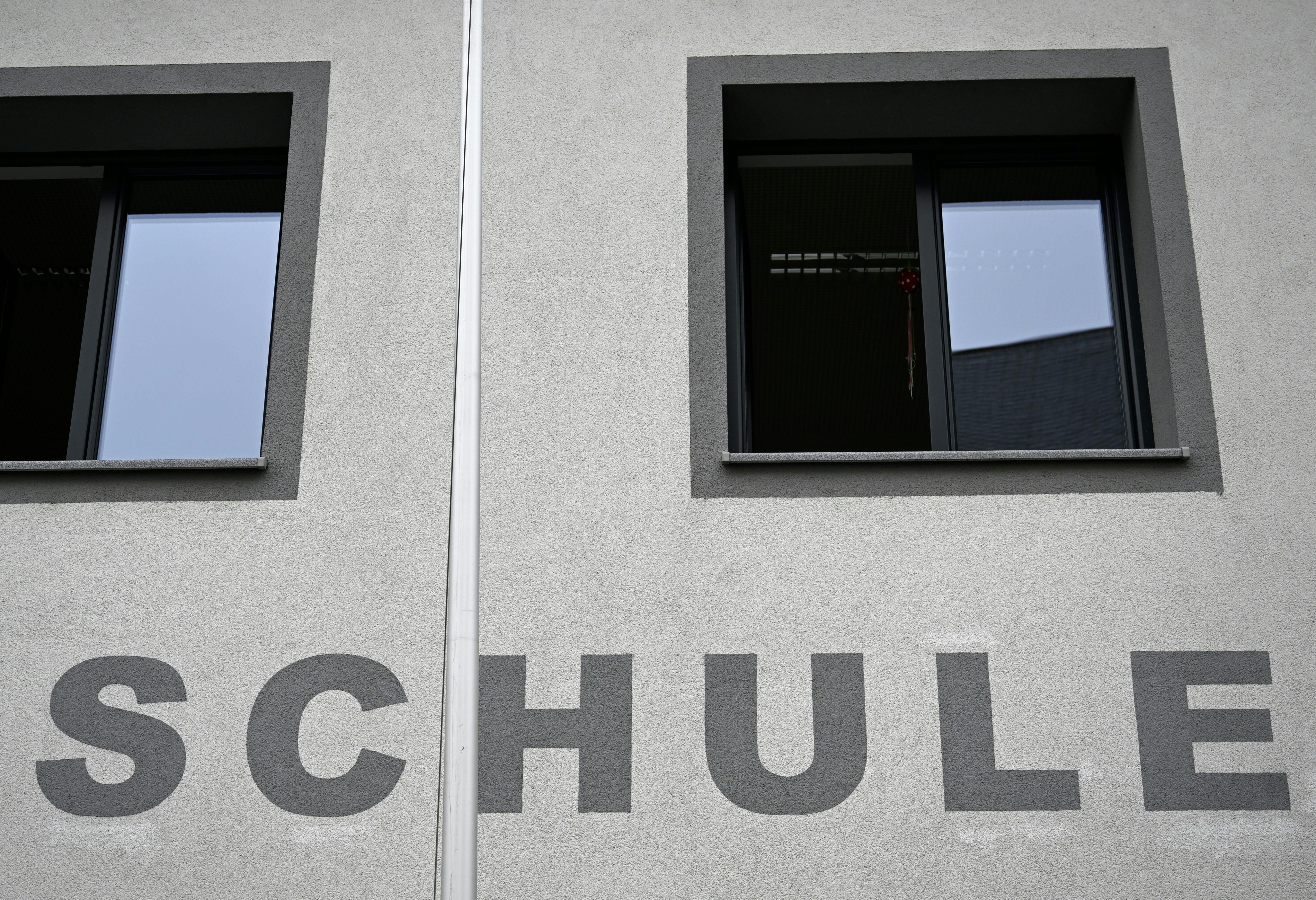 Na Dunaju bodo suspendirani učenci prejeli tudi pouk, staršem grozijo globe