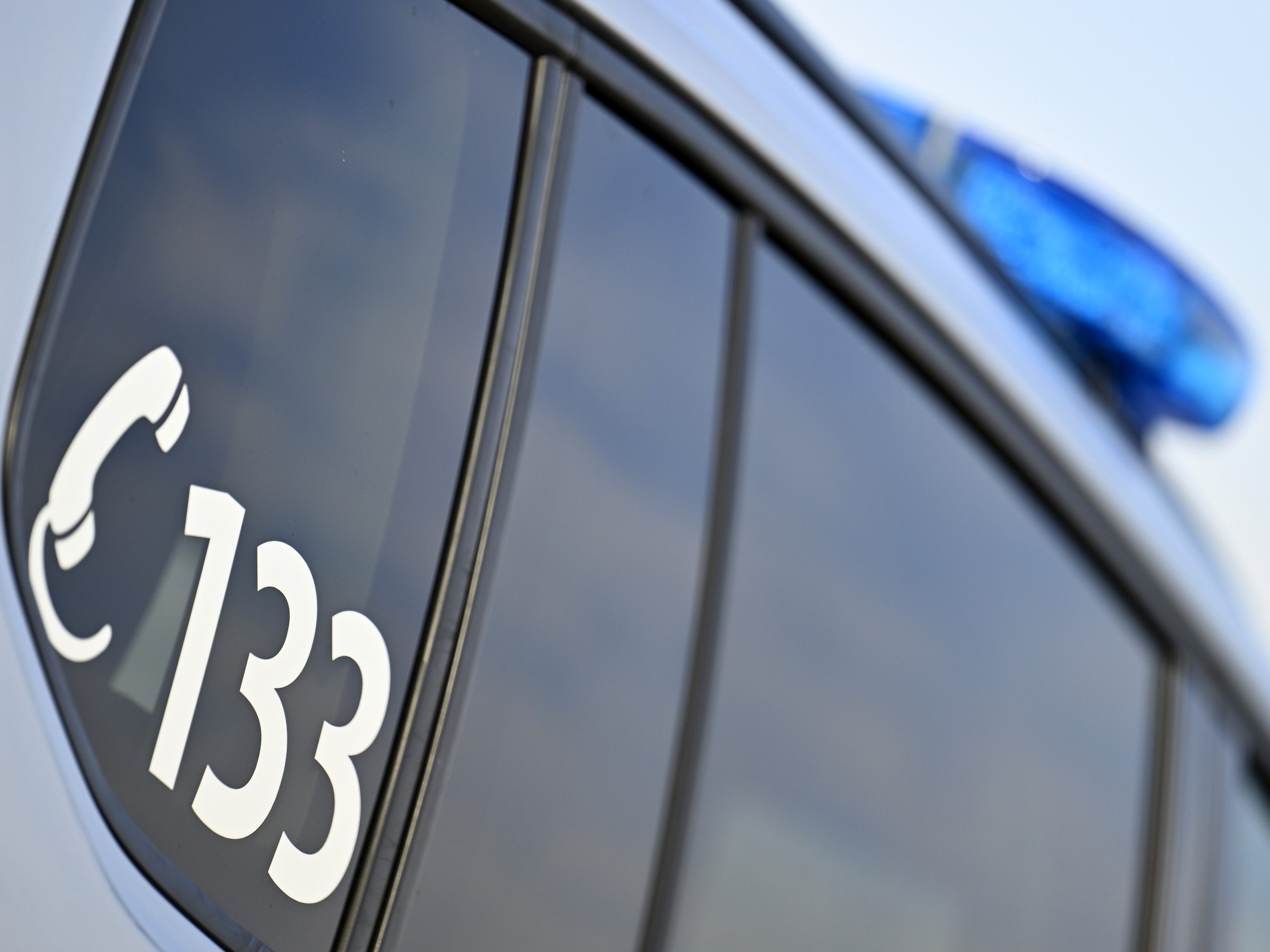 Ein betagtes Ehepaar wurde in der Wohnung beraubt.