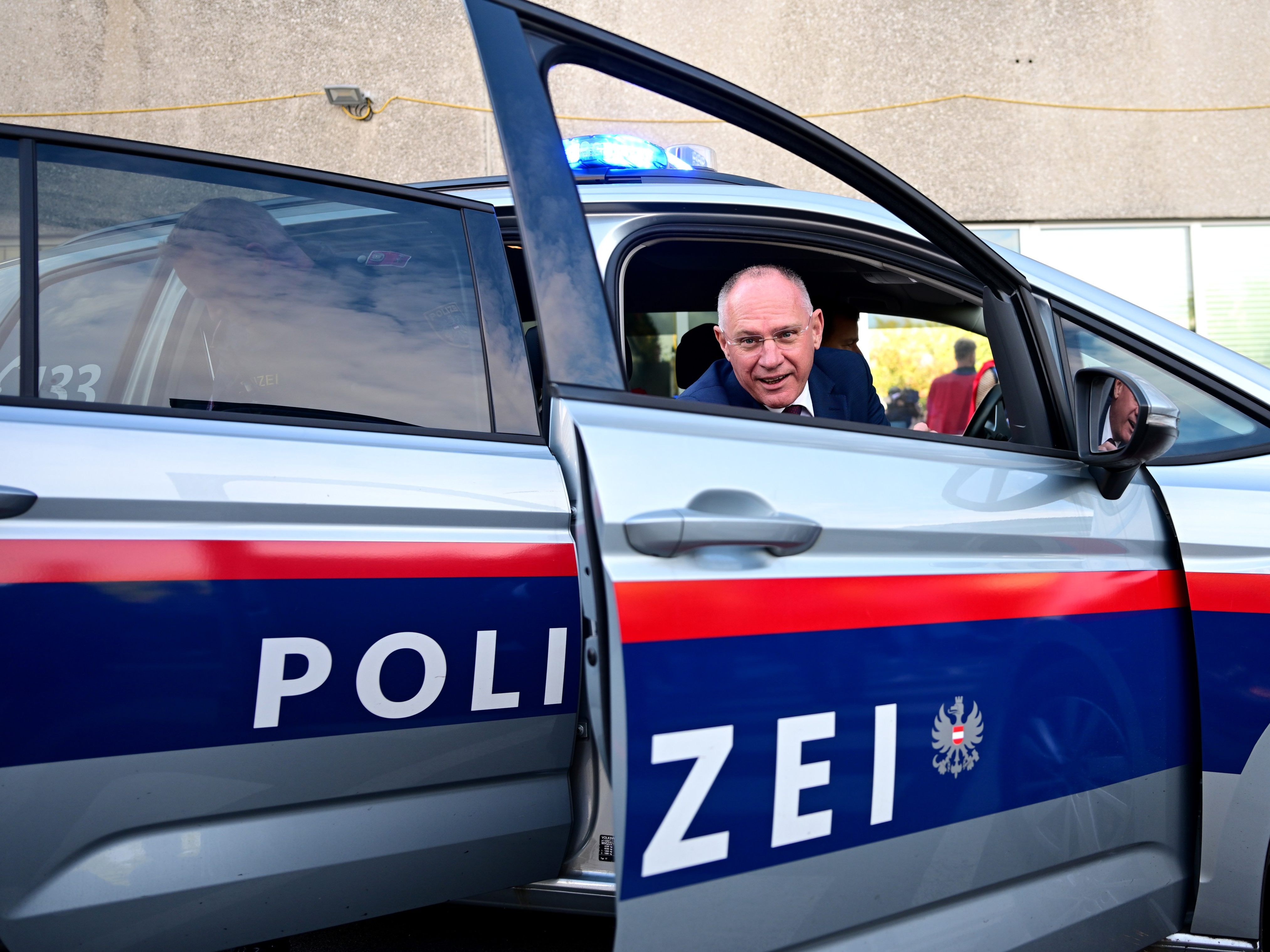 Karner betont, dass weitere Abschiebungen nach Afghanistan, aber auch nach Syrien in Vorbereitung seien.