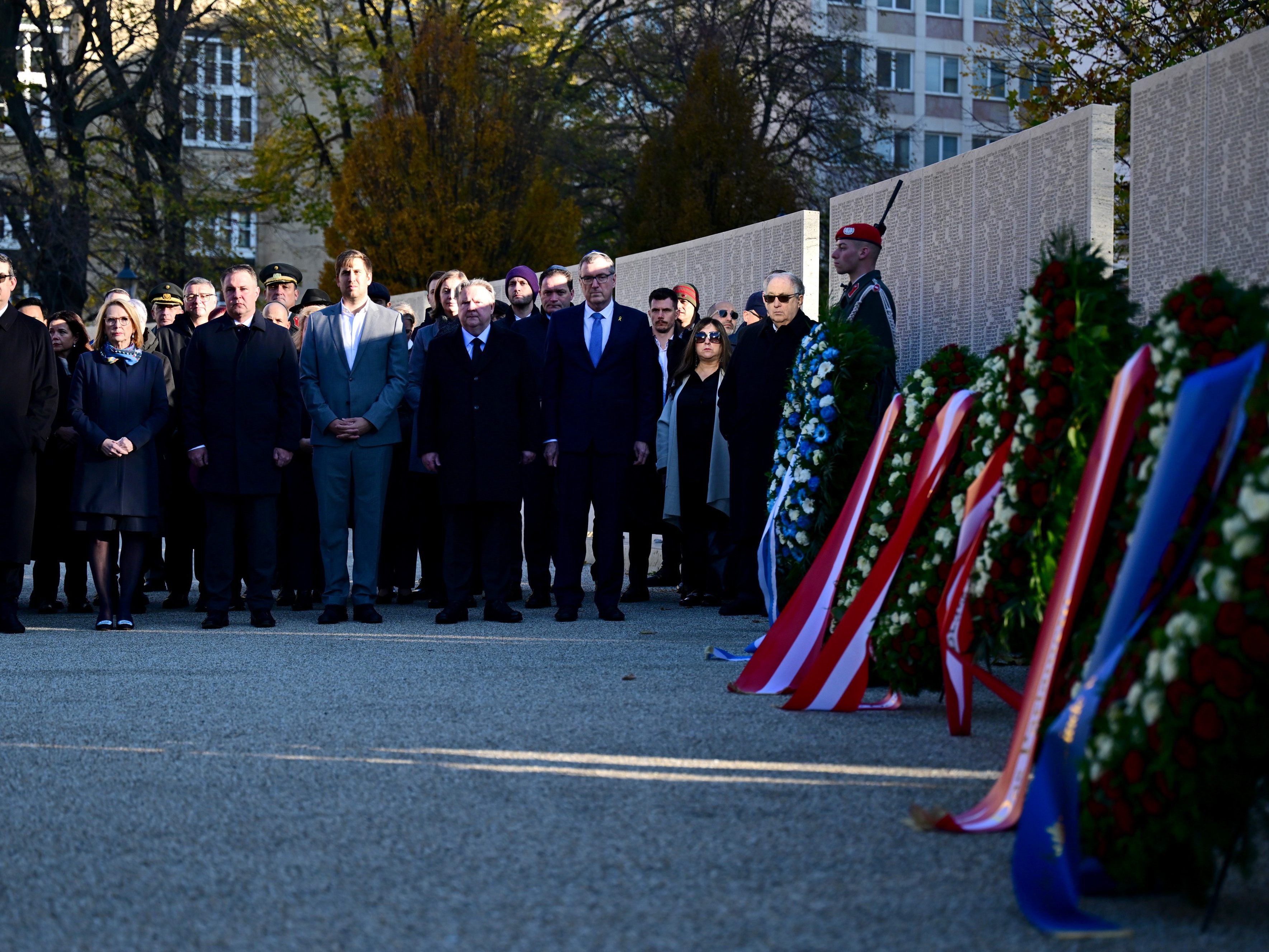 Die Regierung gedenkt der jüdischen Opfer von 1938.