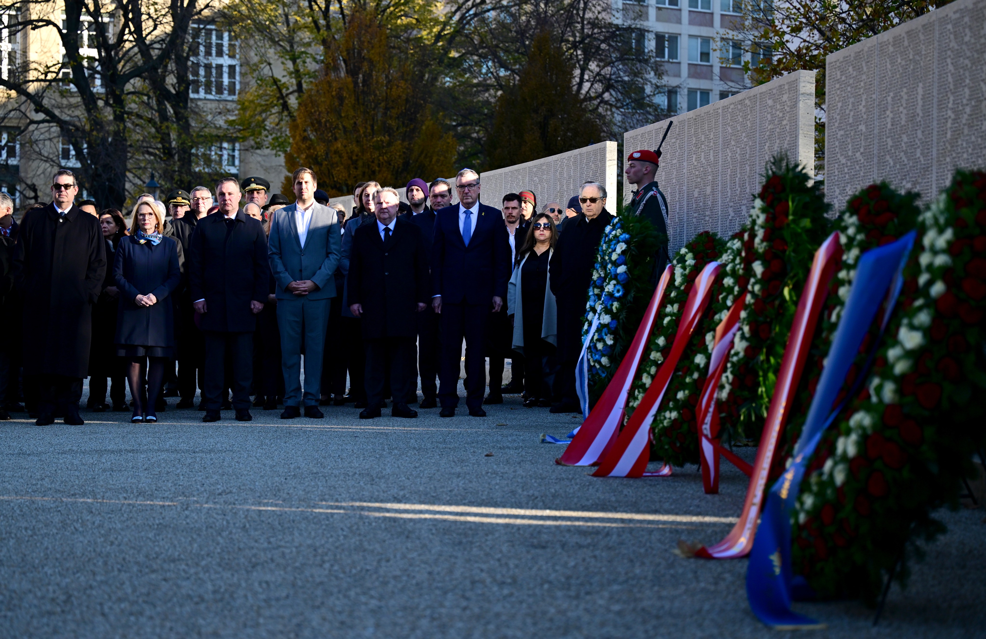 Kranzniederlegung an Namensmauer: Regierung gedenkt Opfer der Novemberpogrome