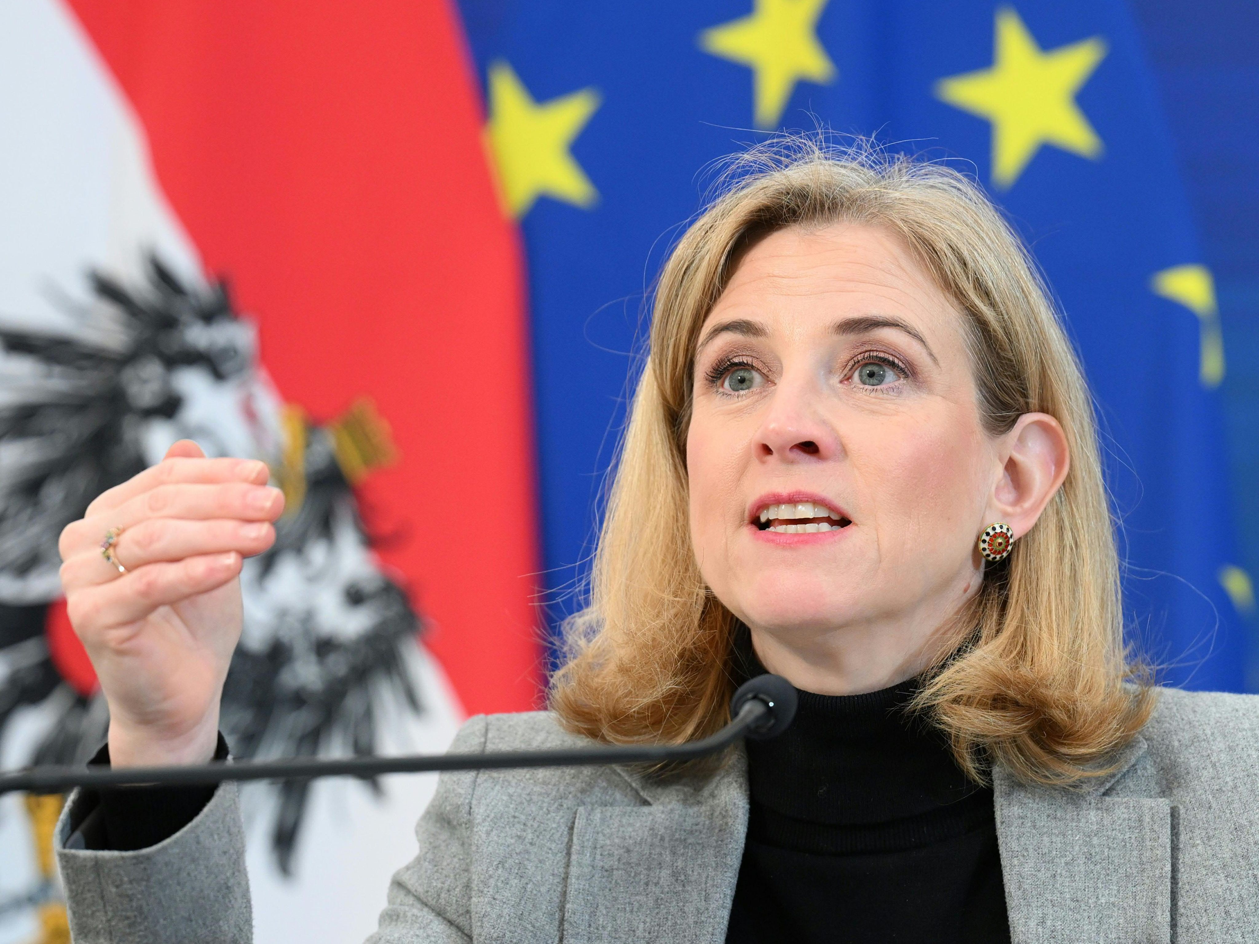 Außenministerin Beate Meinl-Reisinger (NEOS) am 18. November 2025 bei einer Ministerratssitzung im Parlament in Wien.