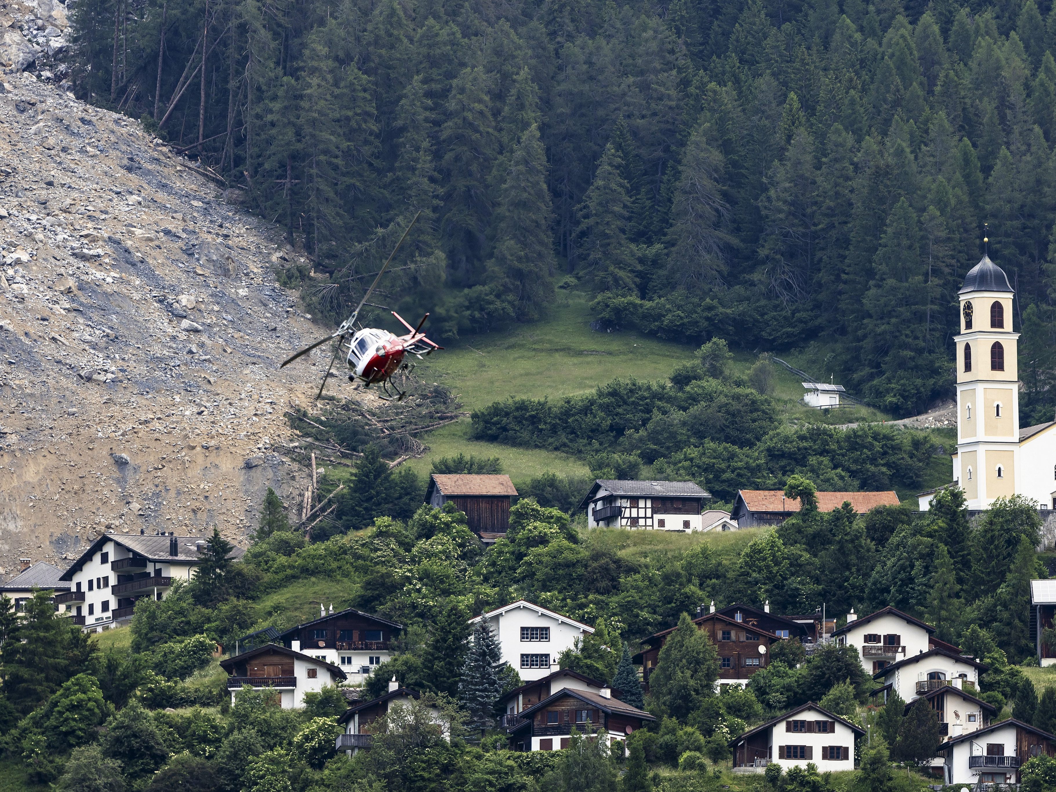 Bereits im Juni 2023 war ein Teil der Felsmassen oberhalb von Brienz-Brinzauls ins Tal gestürzt. Die Gesteinsmassen verfehlten das evakuierte Dorf nur knapp und hinterließen meterhohe Ablagerungen nahe dem Schulgebäude.