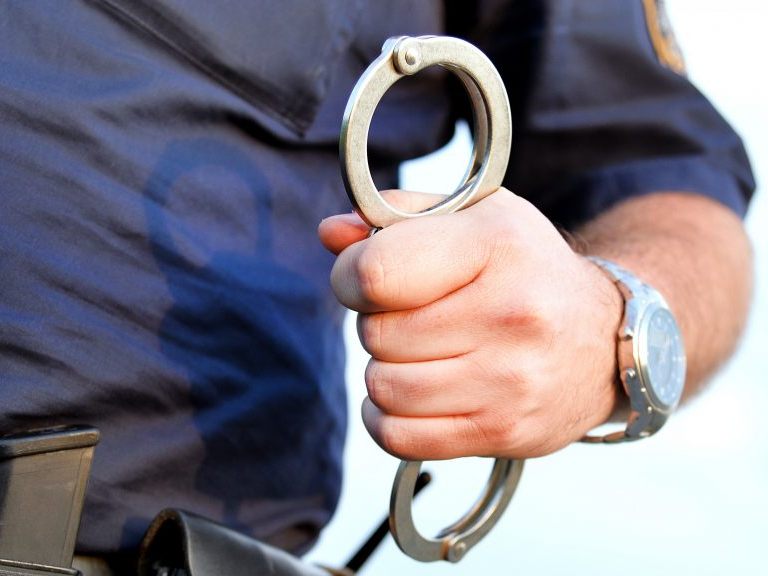 Die 40-Jährige verhielt sich zunehmend aggressiv und versuchte die Wiener Polizisten ins Bein zu beißen.