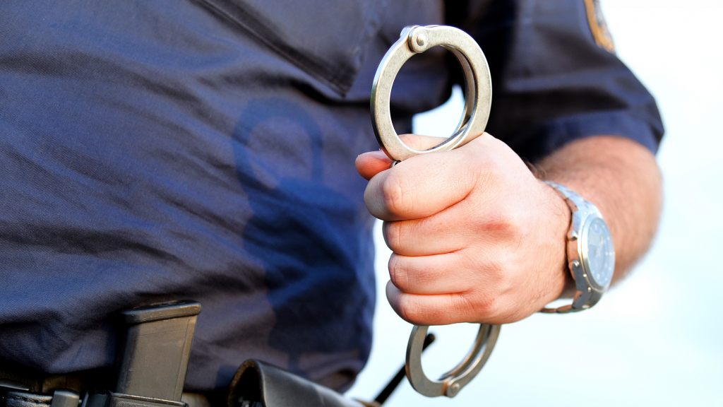 40-Jährige ignorierte Hausverbot in Wiener Innenstadt-Lokal: Wollte mehrmals Polizisten beißen