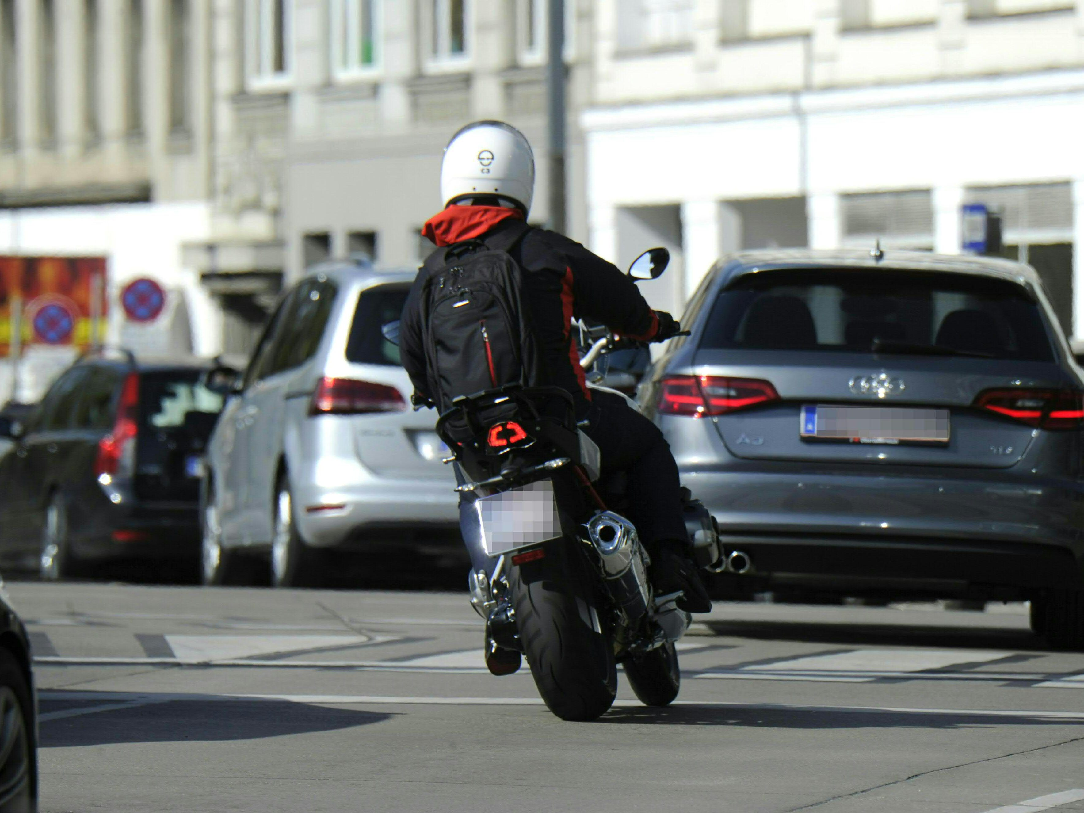 Ein Motorradfahrer in Wien.