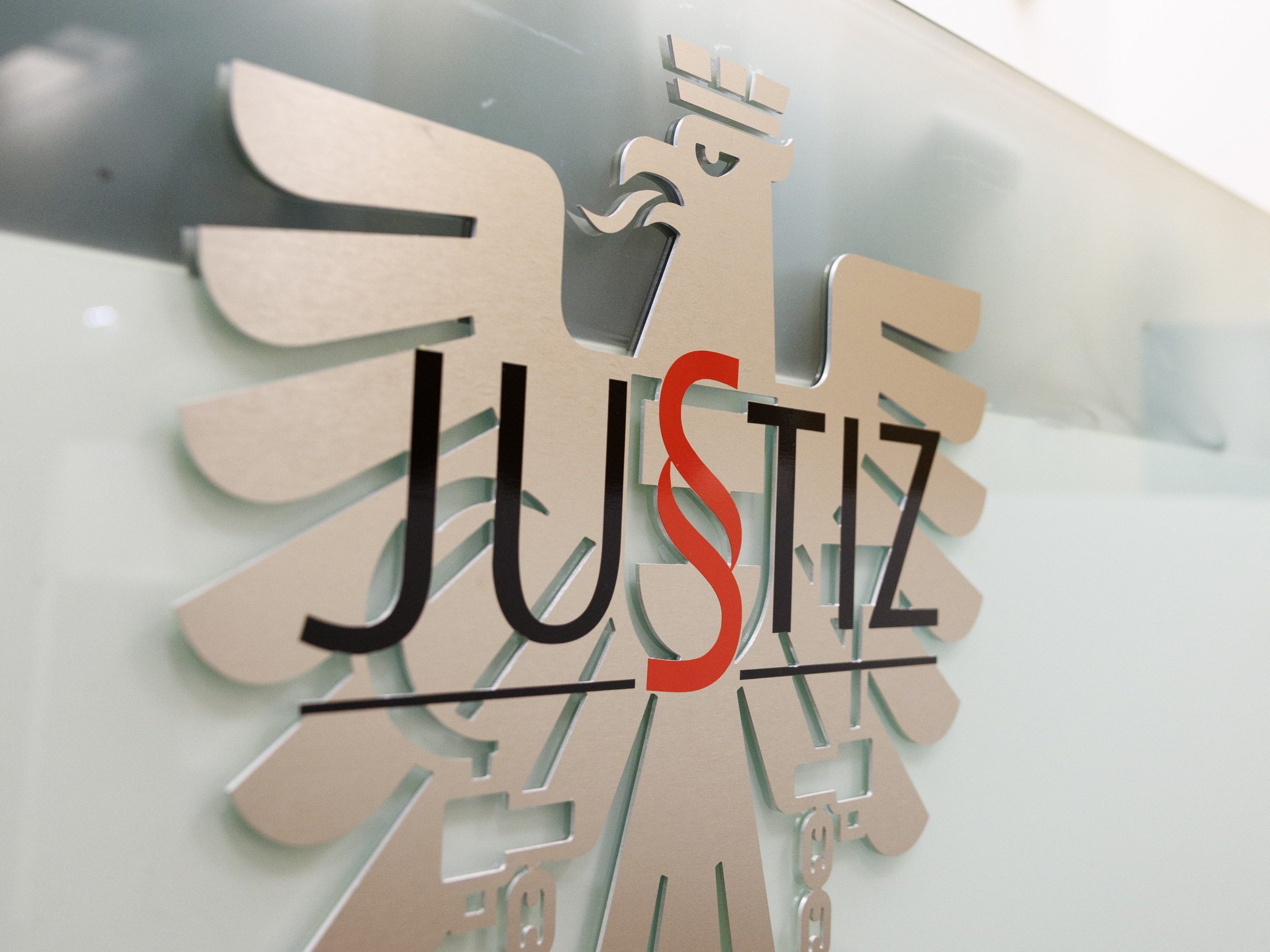 Die beiden Angeklagten müssen sich wegen schweren Betrugs vor Gericht verantworten.