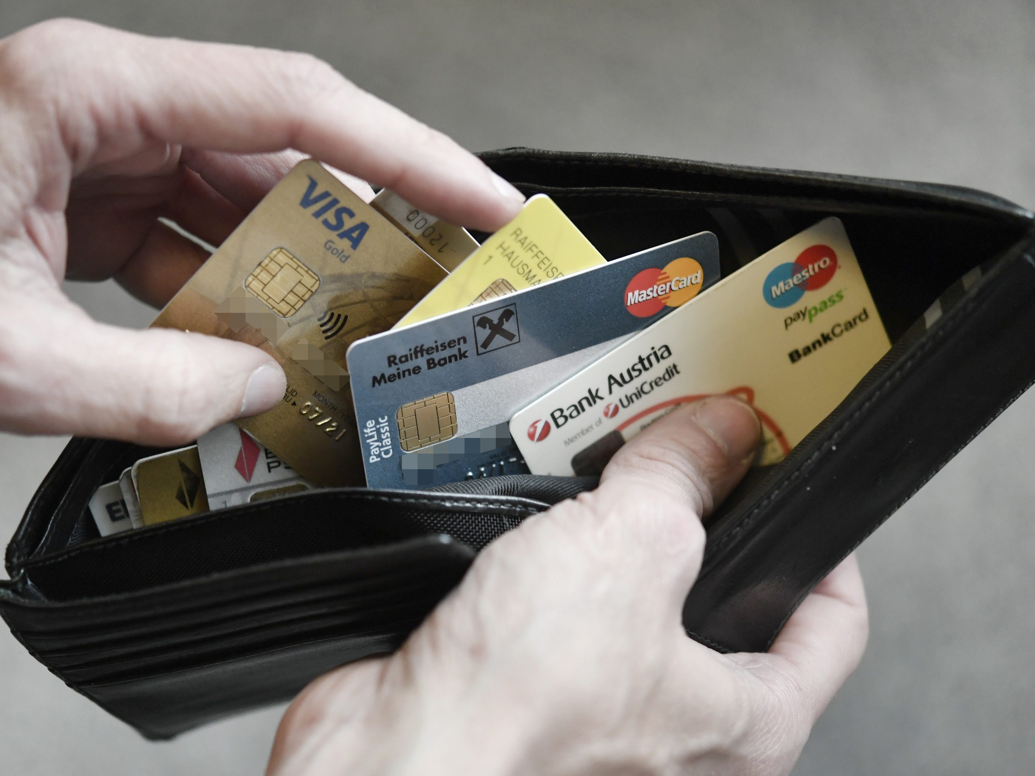 Der Mann hat sich mit "Skimming"-Geräten Kartendaten von Benutzern des Tankautomats beschafft.