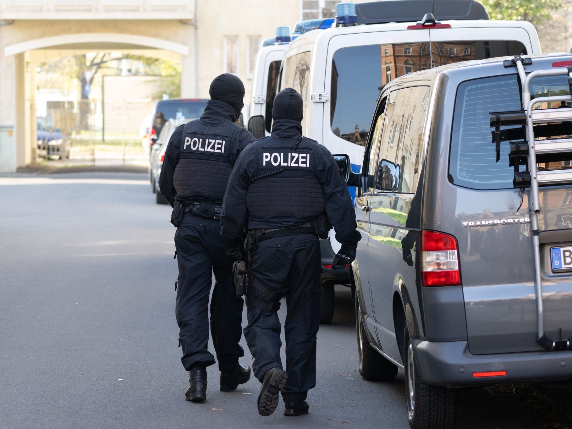 Razzia nach Bombendrohungen: Deutsche Polizei nimmt mutmaßliche Täter ins Visier – auch Österreich betroffen.