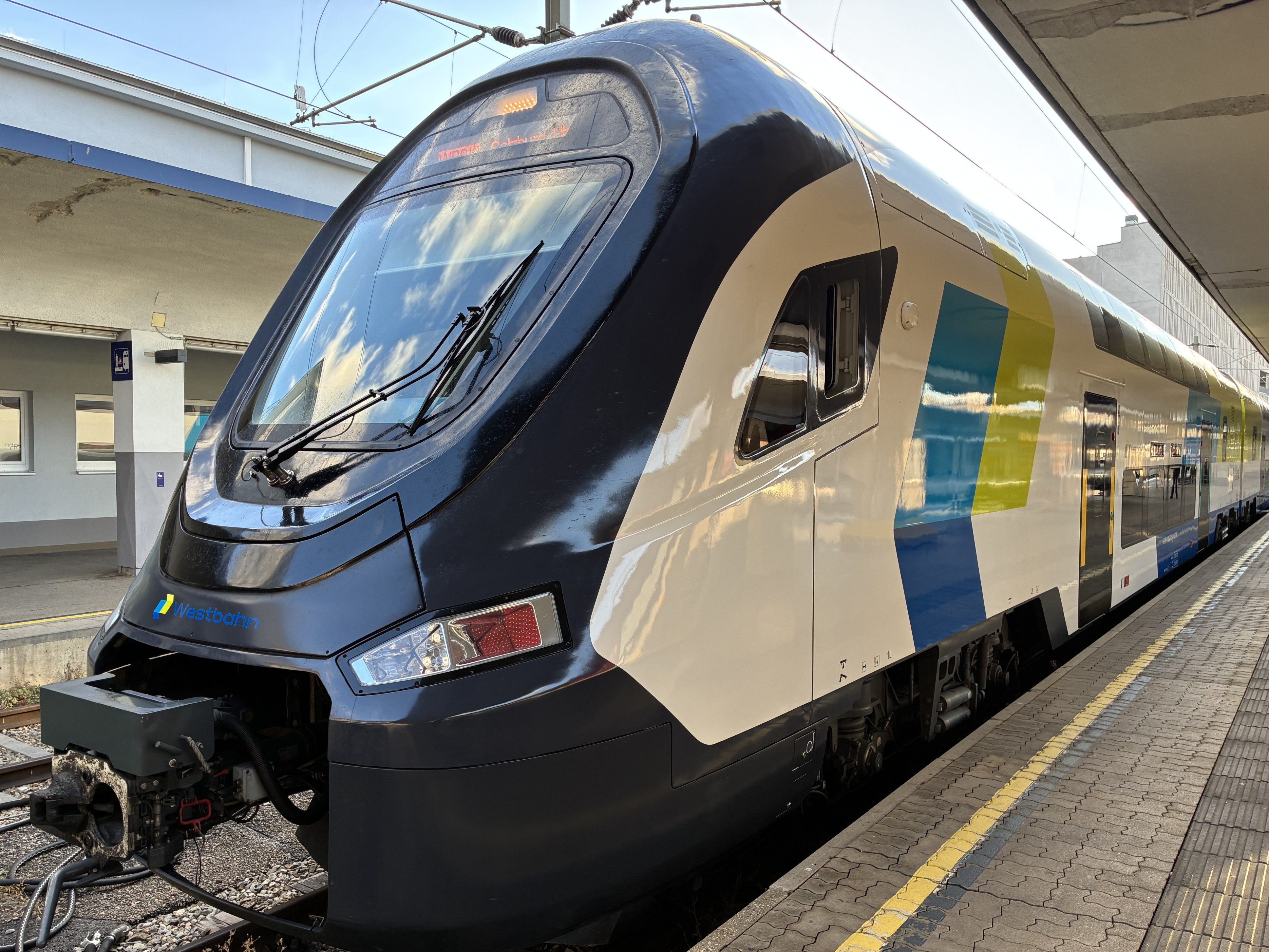 Ein Doppelstockzug der Westbahn.