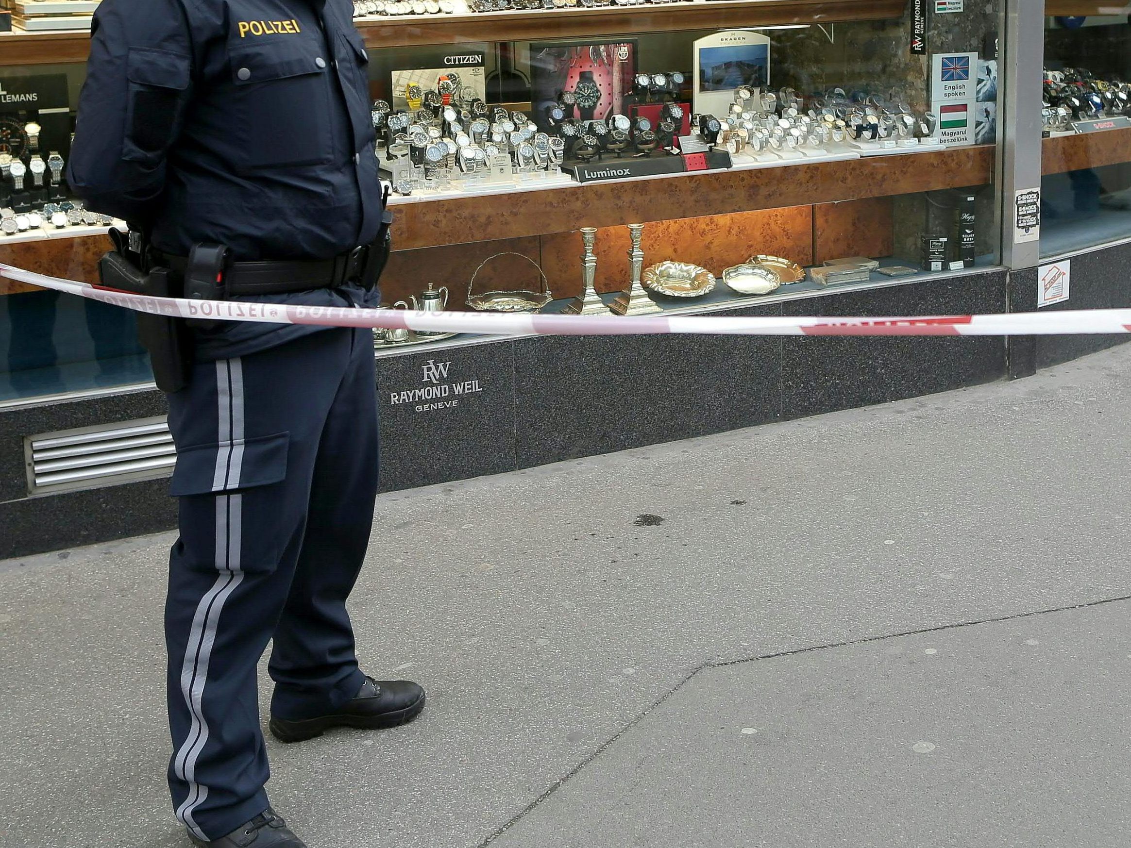 Die Polizei ermittelt nach einem Einbruch in ein Juweliergeschäft.