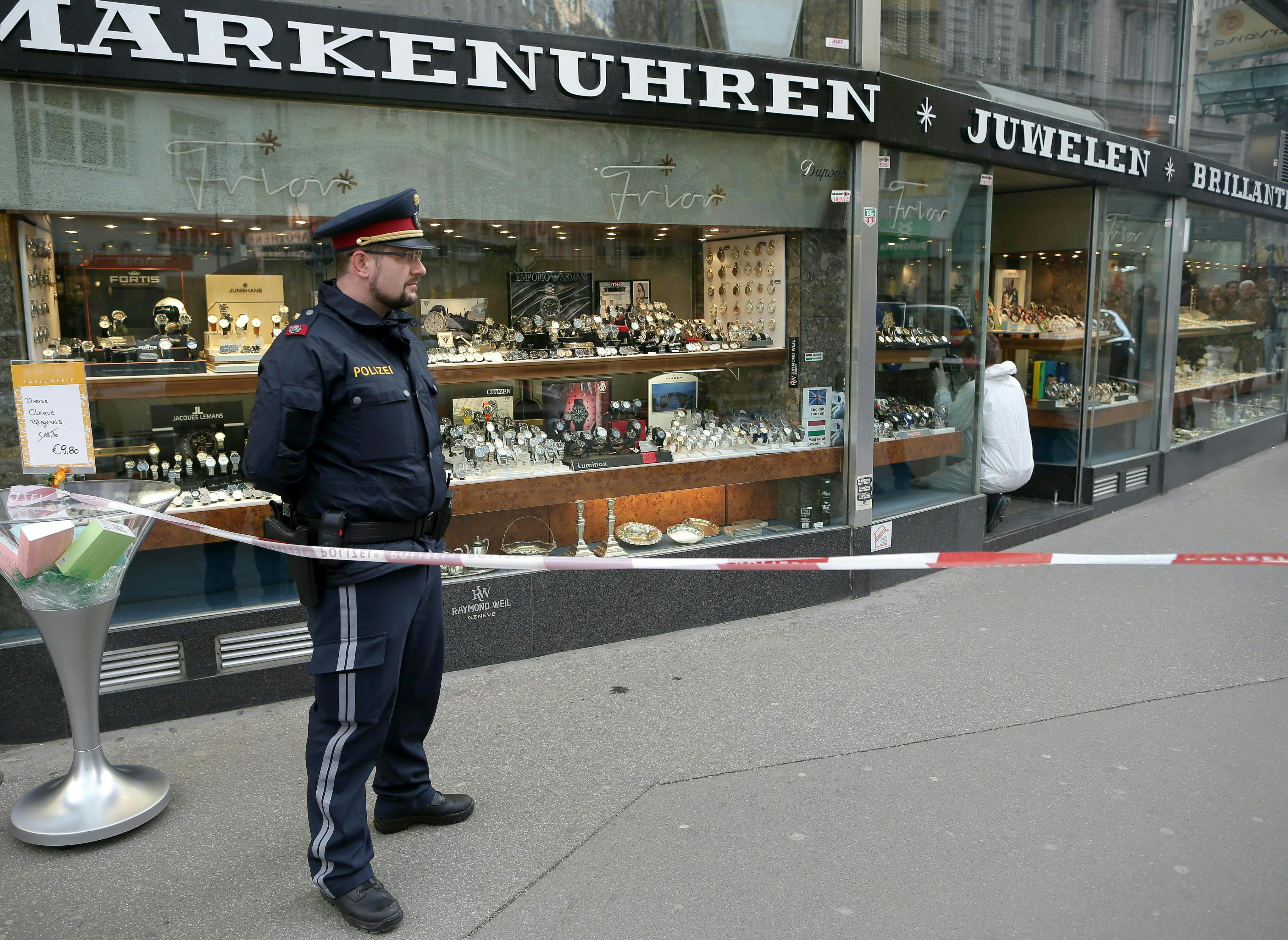 Goldschmuck bei Einbruch in Wiener Juweliergeschäft gestohlen: Täter flüchteten mit E-Rollern