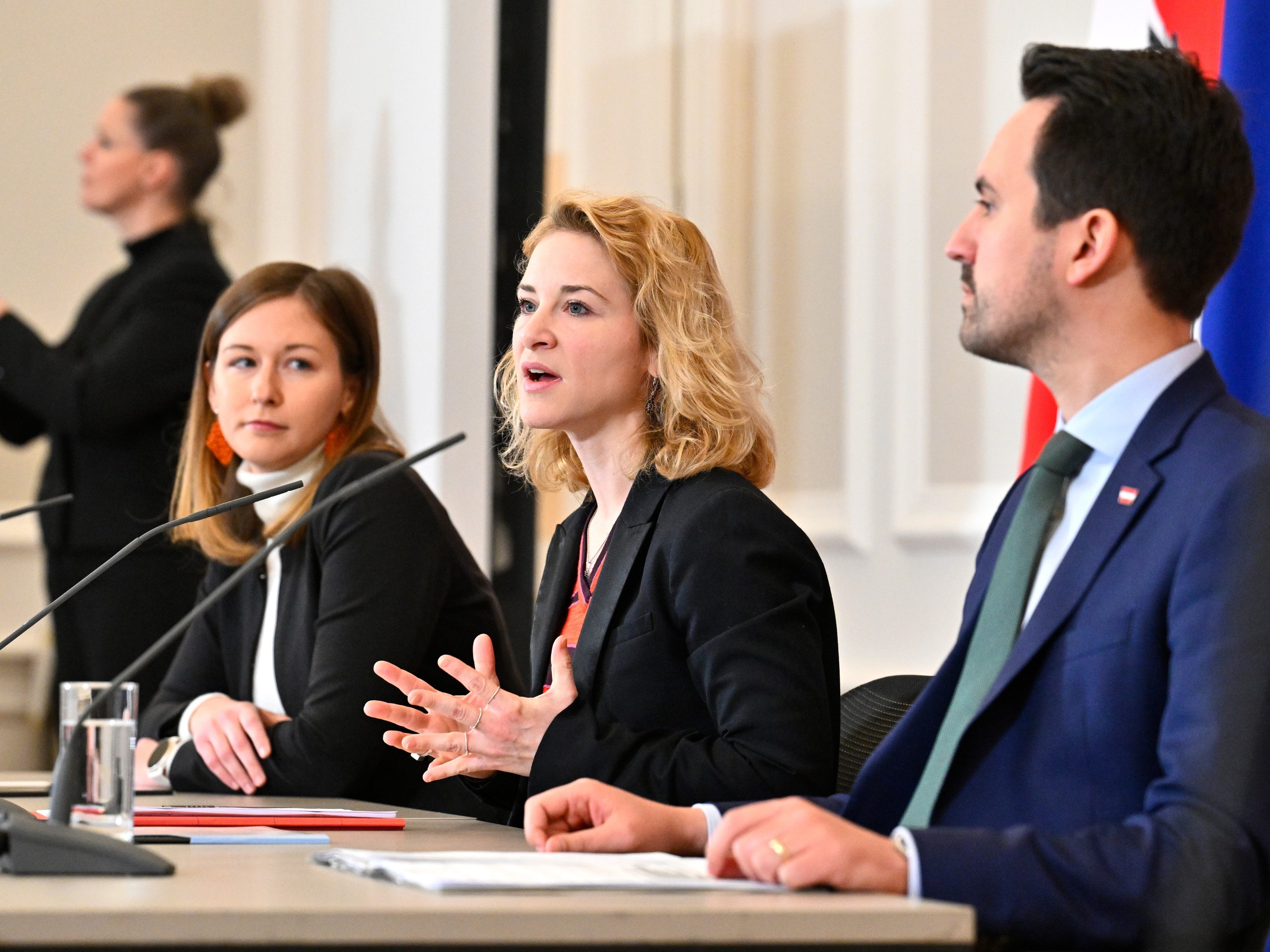 Holzleitner (Mitte) neben Plakolm (links) und Wiederkehr (rechts).