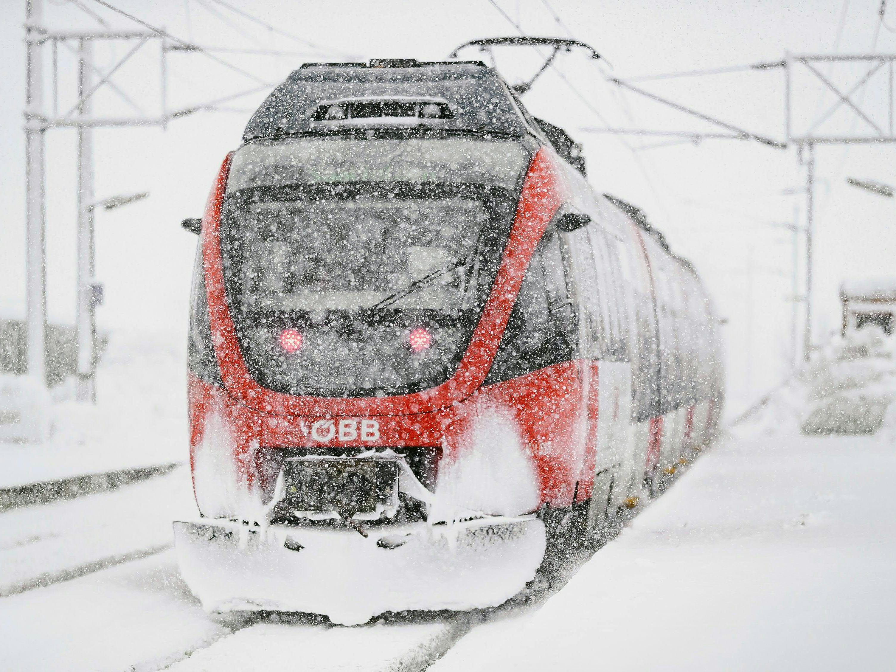 4.000 ÖBB-Mitarbeiter arbeiten gegen die Auswirkungen widriger Wetterbedingungen.