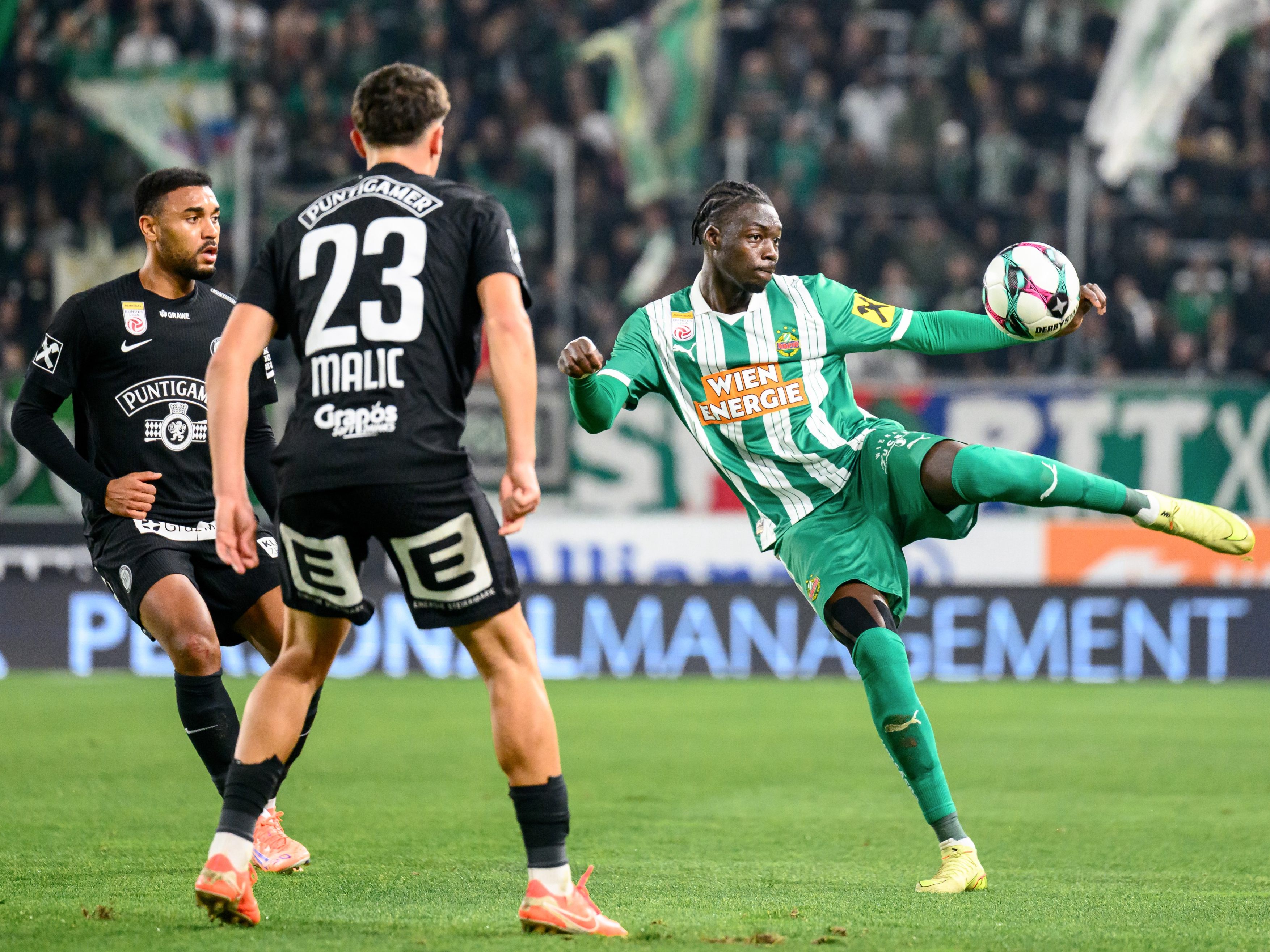 Meister Sturm spielte zum Abschluss der 12. Runde gegen Rapid.