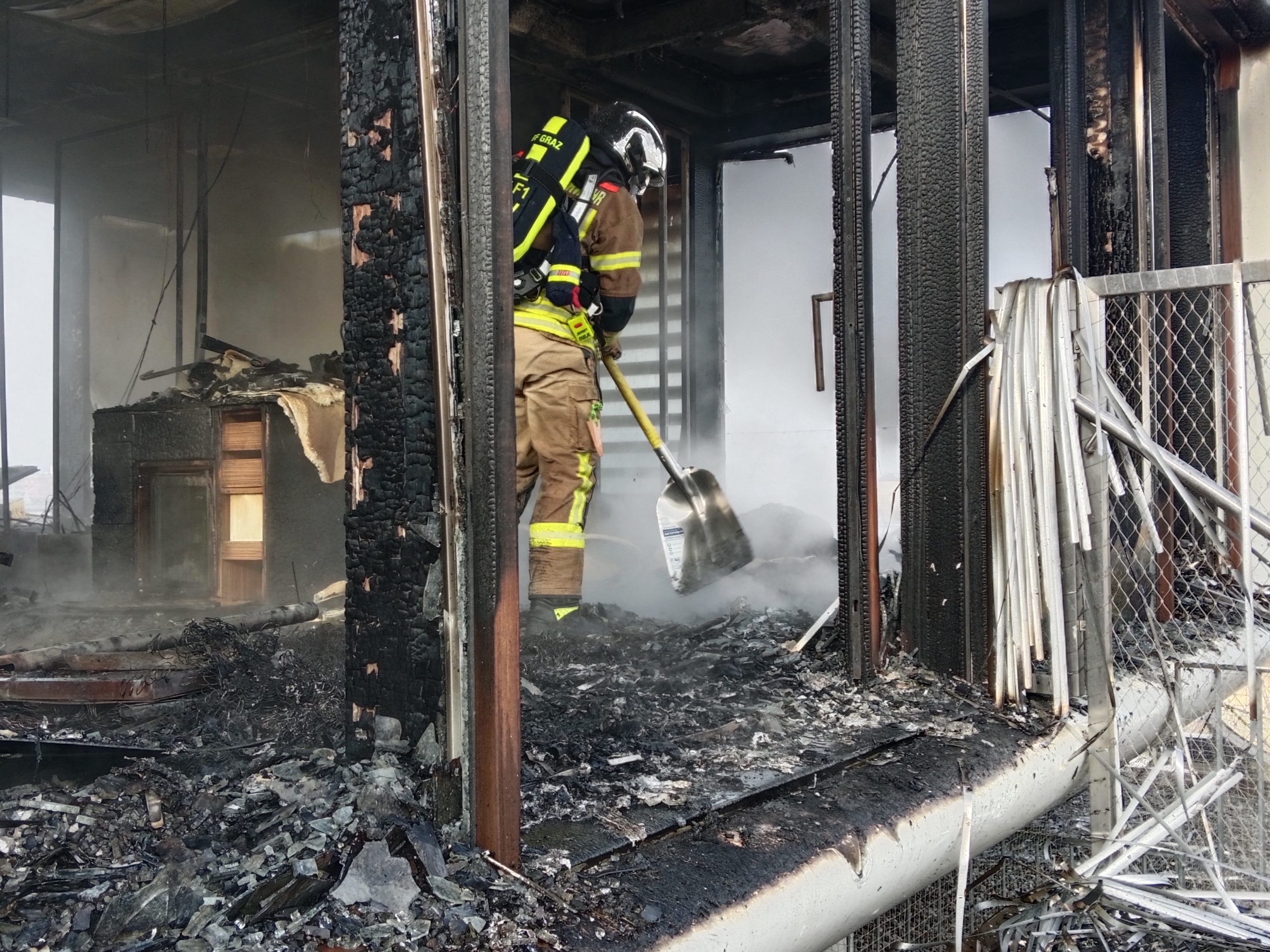 Die Brandursache ist noch nicht klar und soll ermittelt werden, teilte die Berufsfeuerwehr mit.