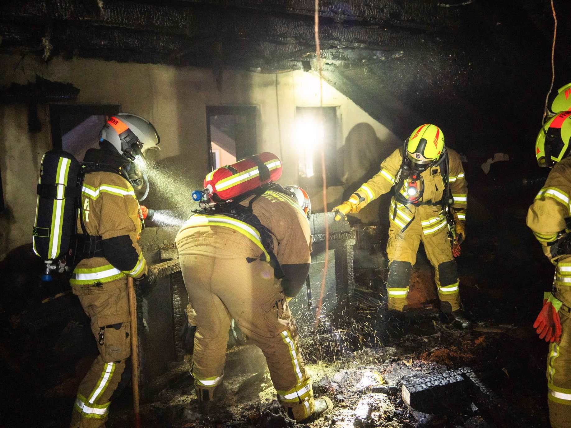 Ein Wohnhausbrand in Niederösterreich forderte zwei Verletzte.