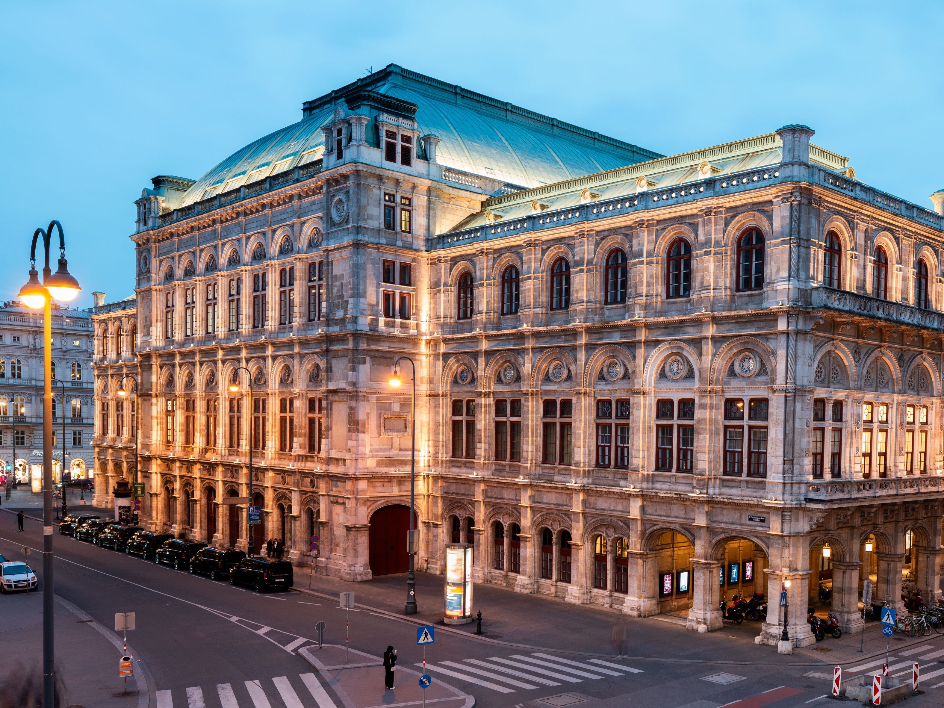 Am Dach der Wiener Staatsoper befindet sich nun eine Photovoltaik-Anlage.