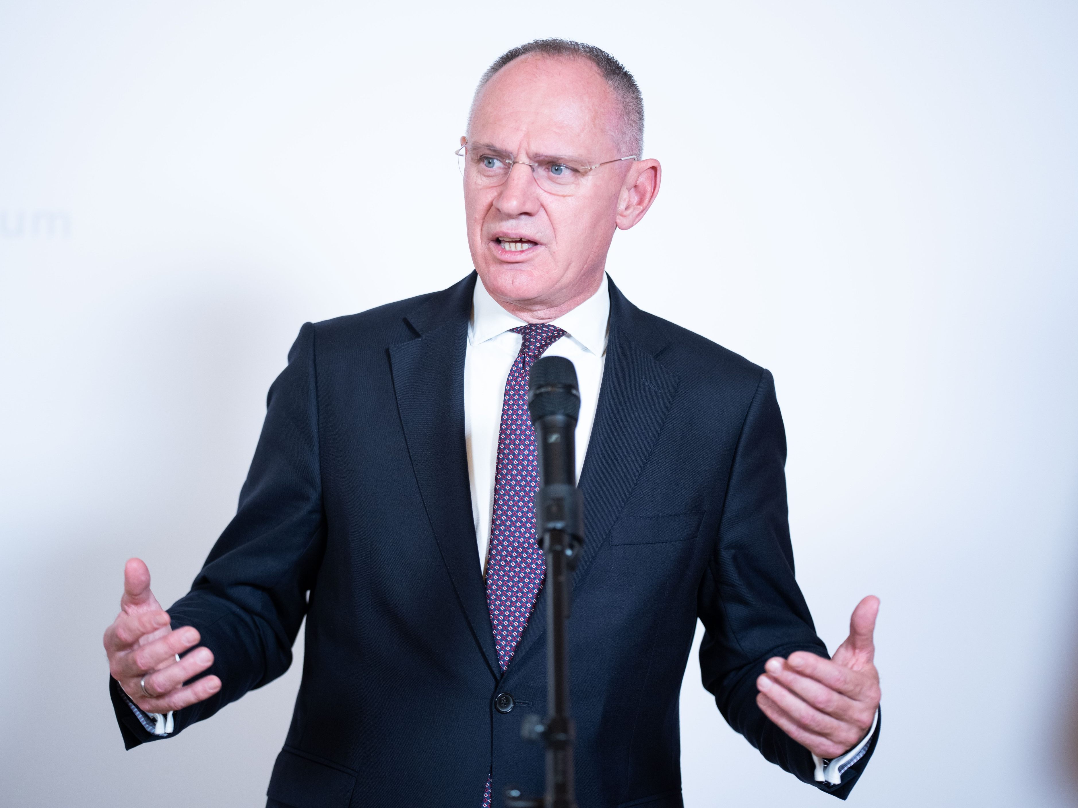 Die Asylregistrierungsstelle Schattendorf wird es nicht mehr lange geben. Im Bild: Innenminister Gerhard Karner.