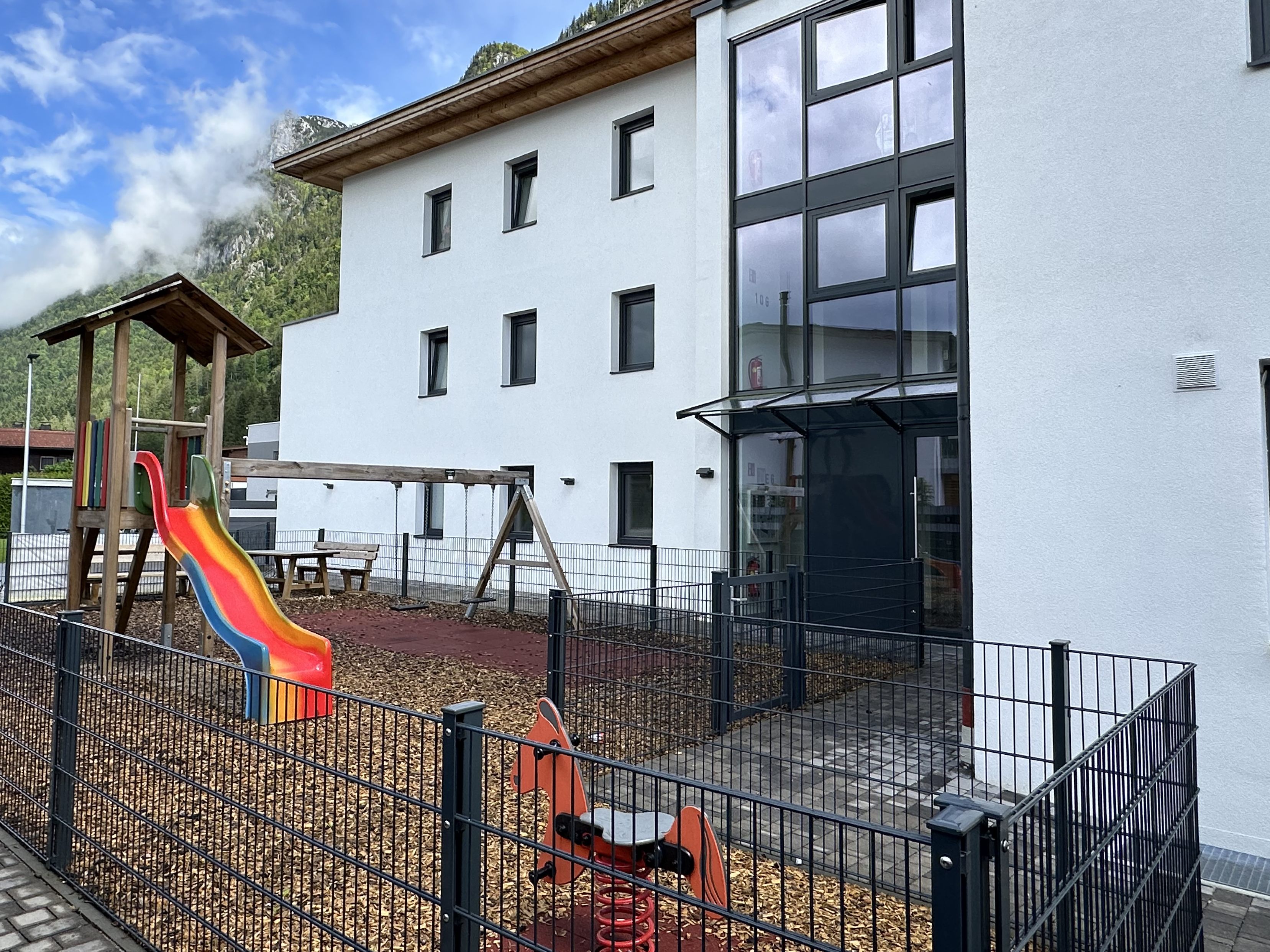 Dreijähriger wurde im Mai 2024 tot in der Wohnung seiner Eltern aufgefunden. Im Bild: Das Wohnhaus im Bezirk Kufstein.