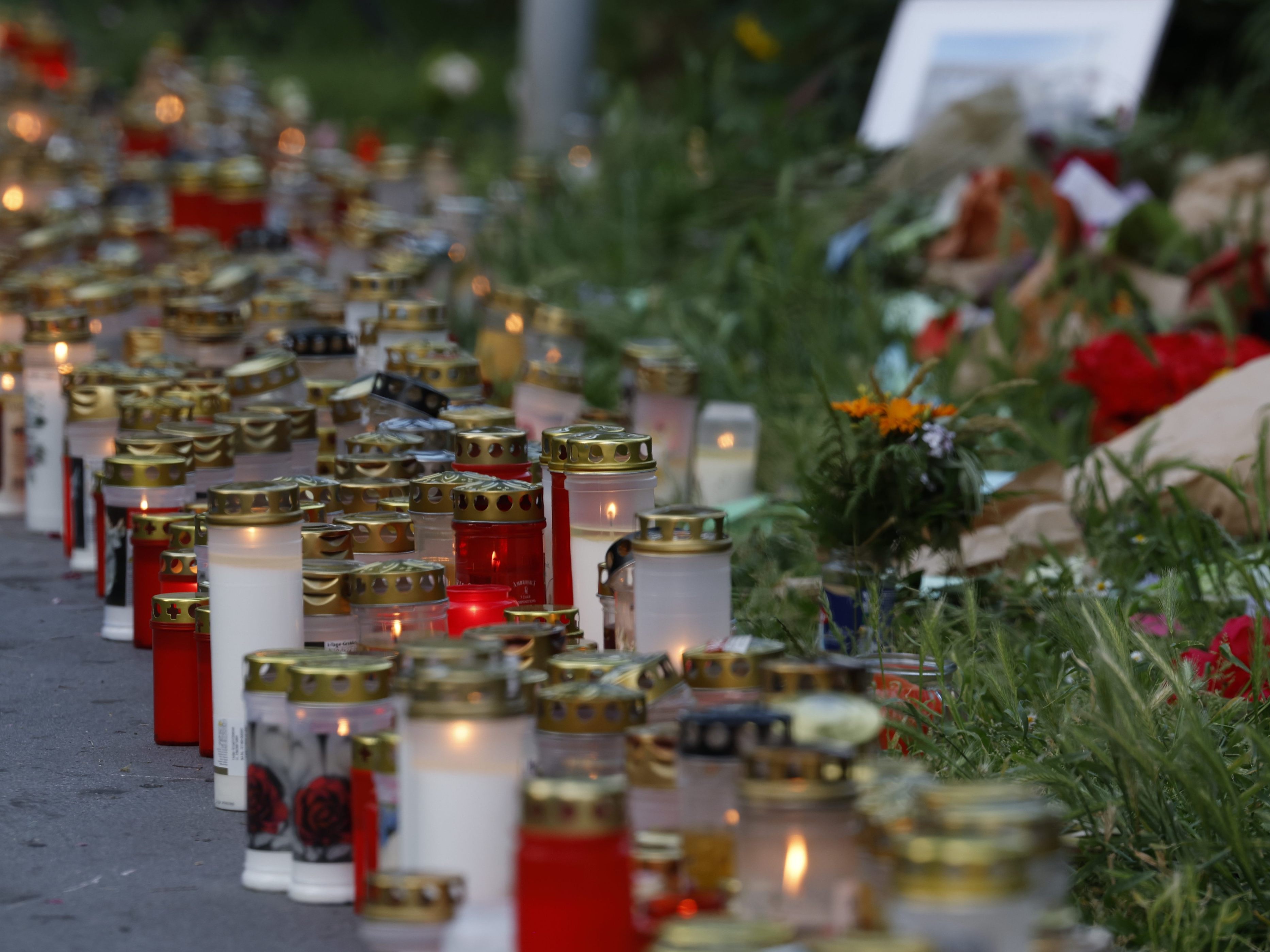 Kerzen nach dem Amoklauf von Graz.