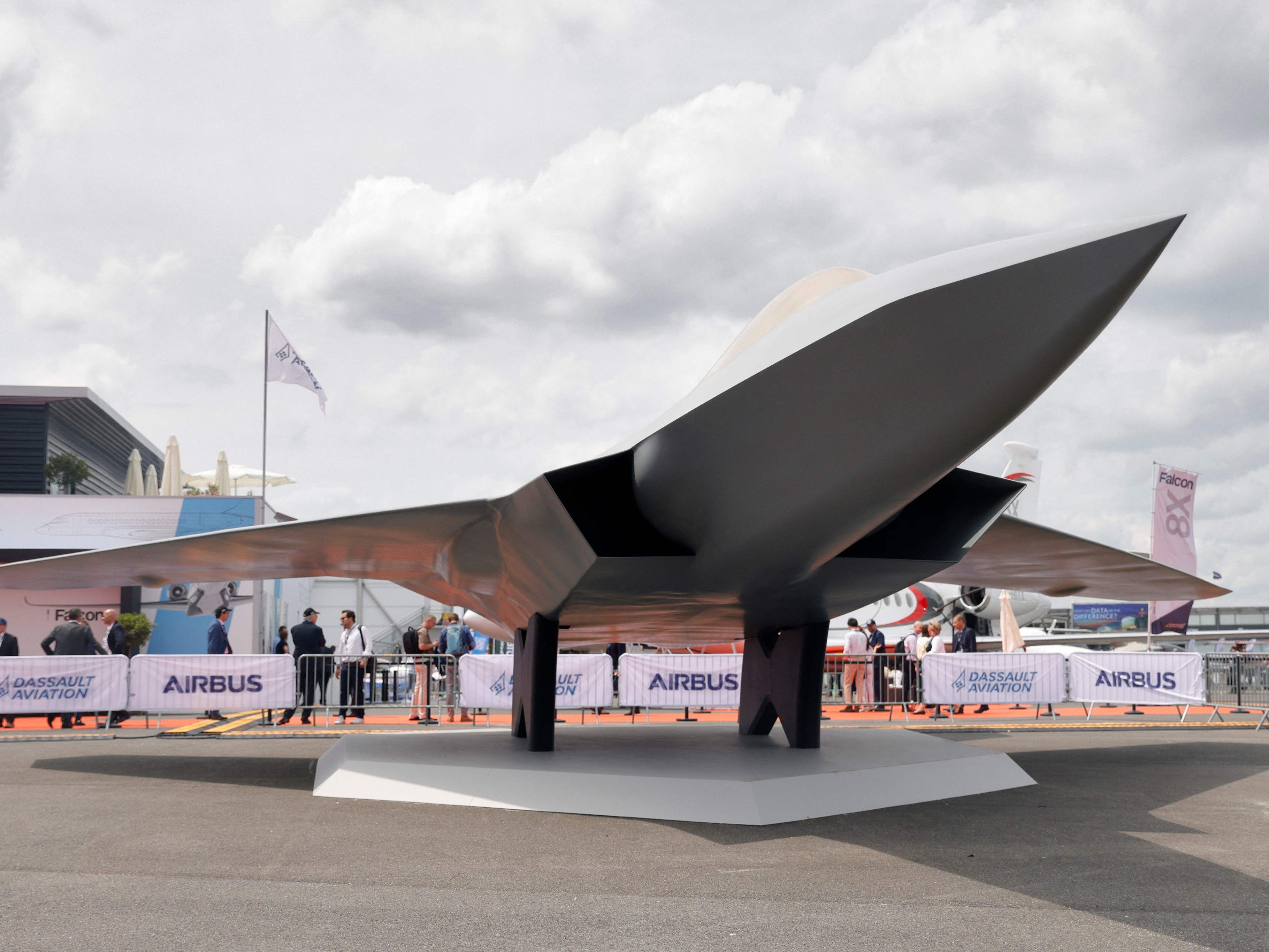 Ein maßstabsgetreues Modell des "New Generation Fighter", Teil des künftigen Luftkampfsystems FCAS, bei der Präsentation am Flughafen Paris-Le Bourget am 20. Juni 2023.
