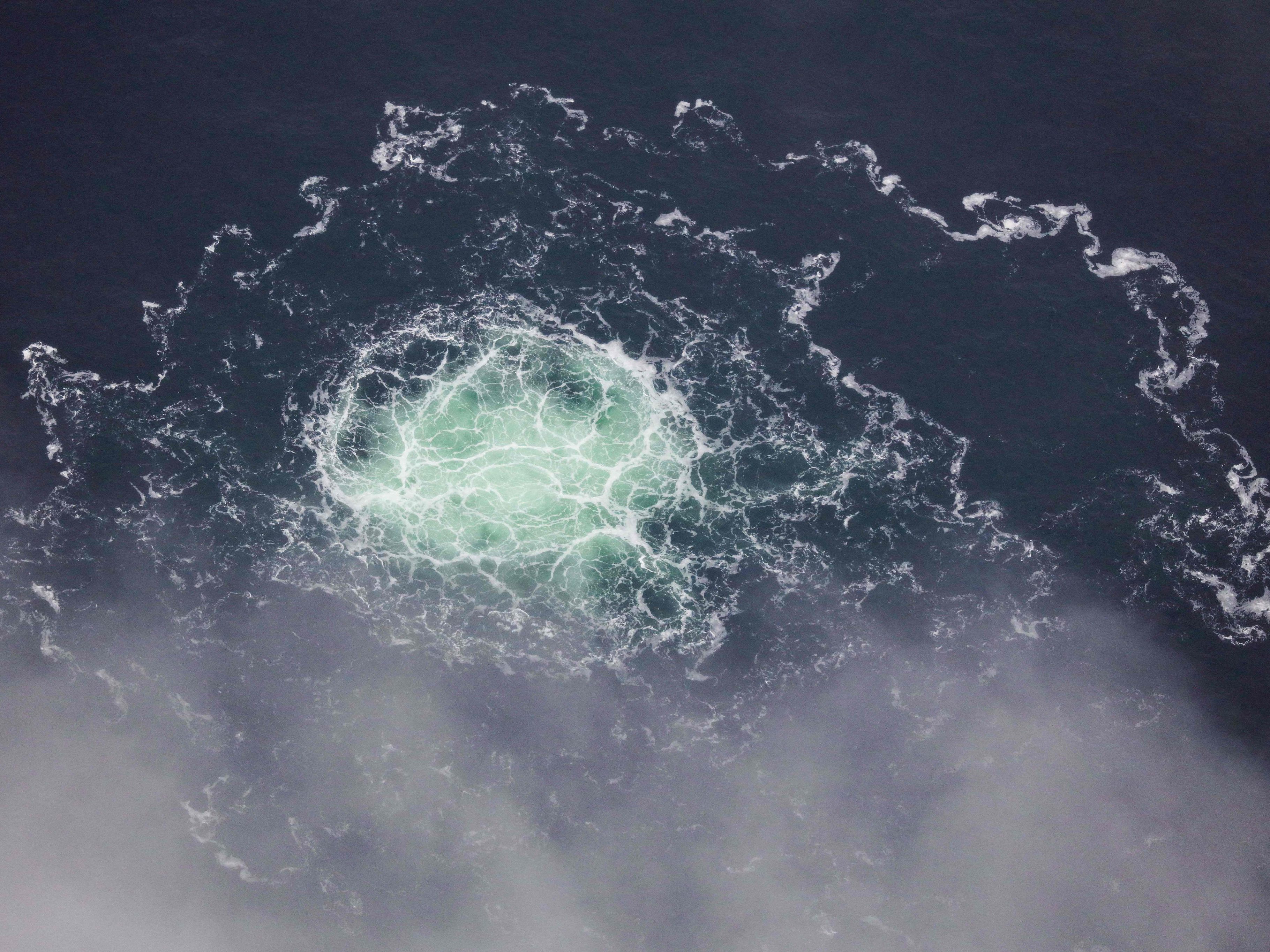 Gas tritt am 28. September 2022 aus einem Leck der Nord-Stream-2-Pipeline in der schwedischen Wirtschaftszone der Ostsee aus