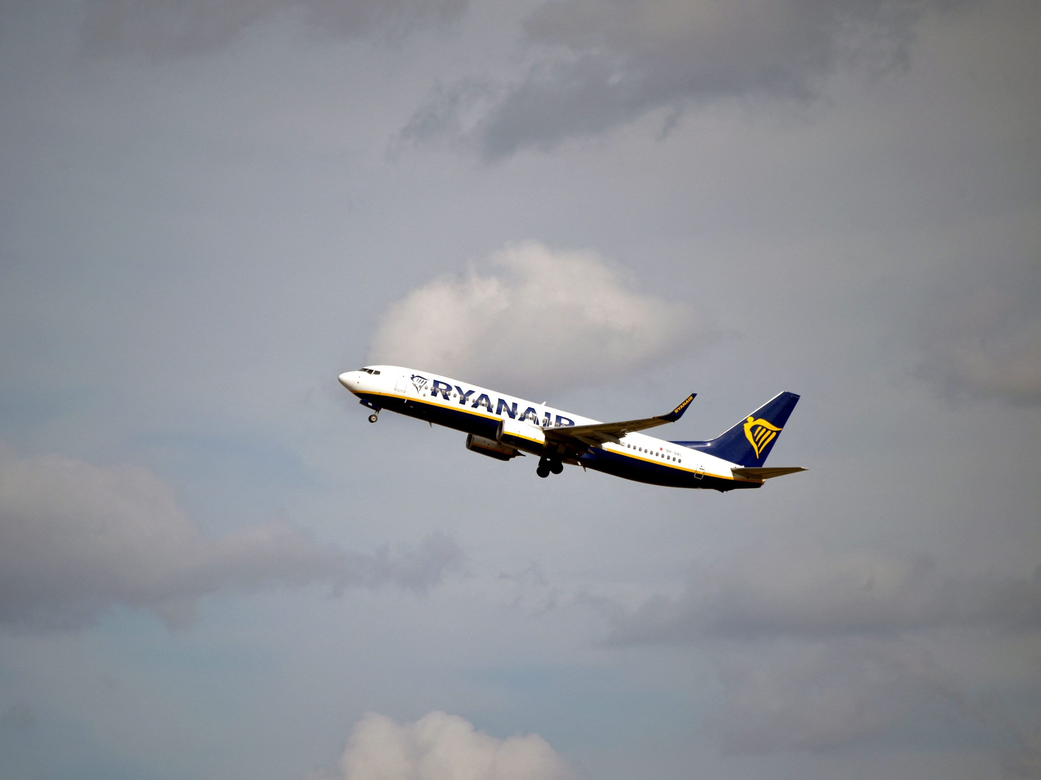 Ryanair zwingt seine Kunden zum Download der App, ansonsten ist eine zusätzliche Zahlung notwendig.