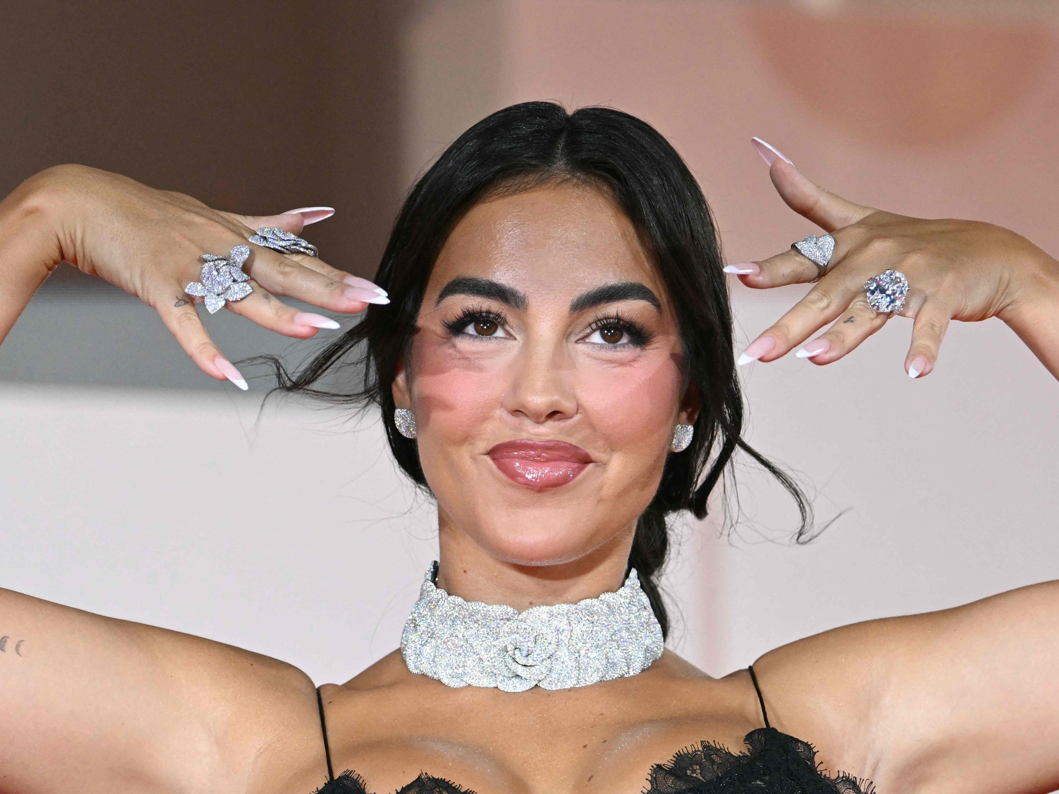 Georgina Rodriguez zeigt auf YouTube ihr neuestes Accessoire.