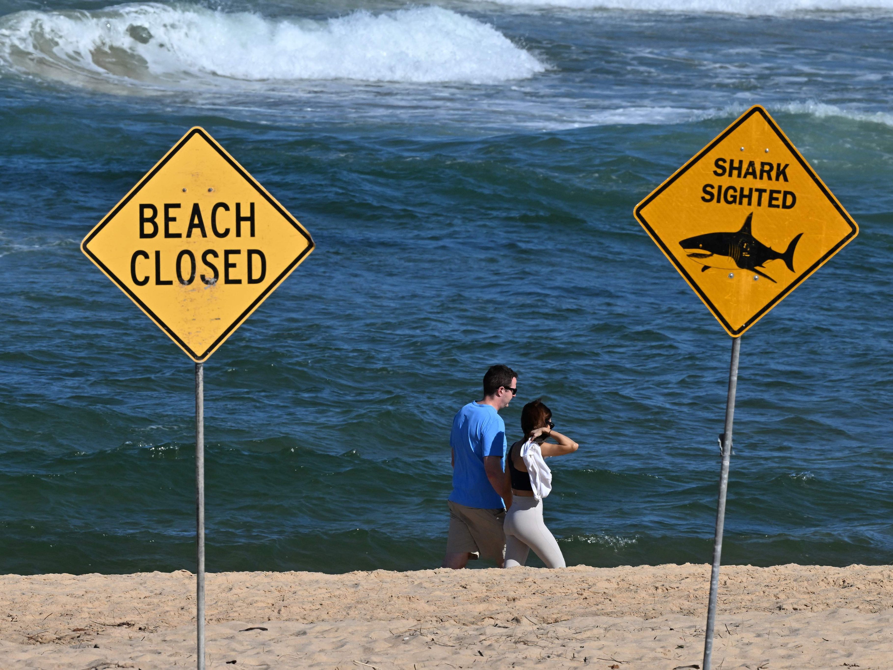 Nach dem tödlichen Haiangriff auf eine Schweizer Touristin bleibt der Strand an Australiens Ostküste vorübergehend gesperrt.
