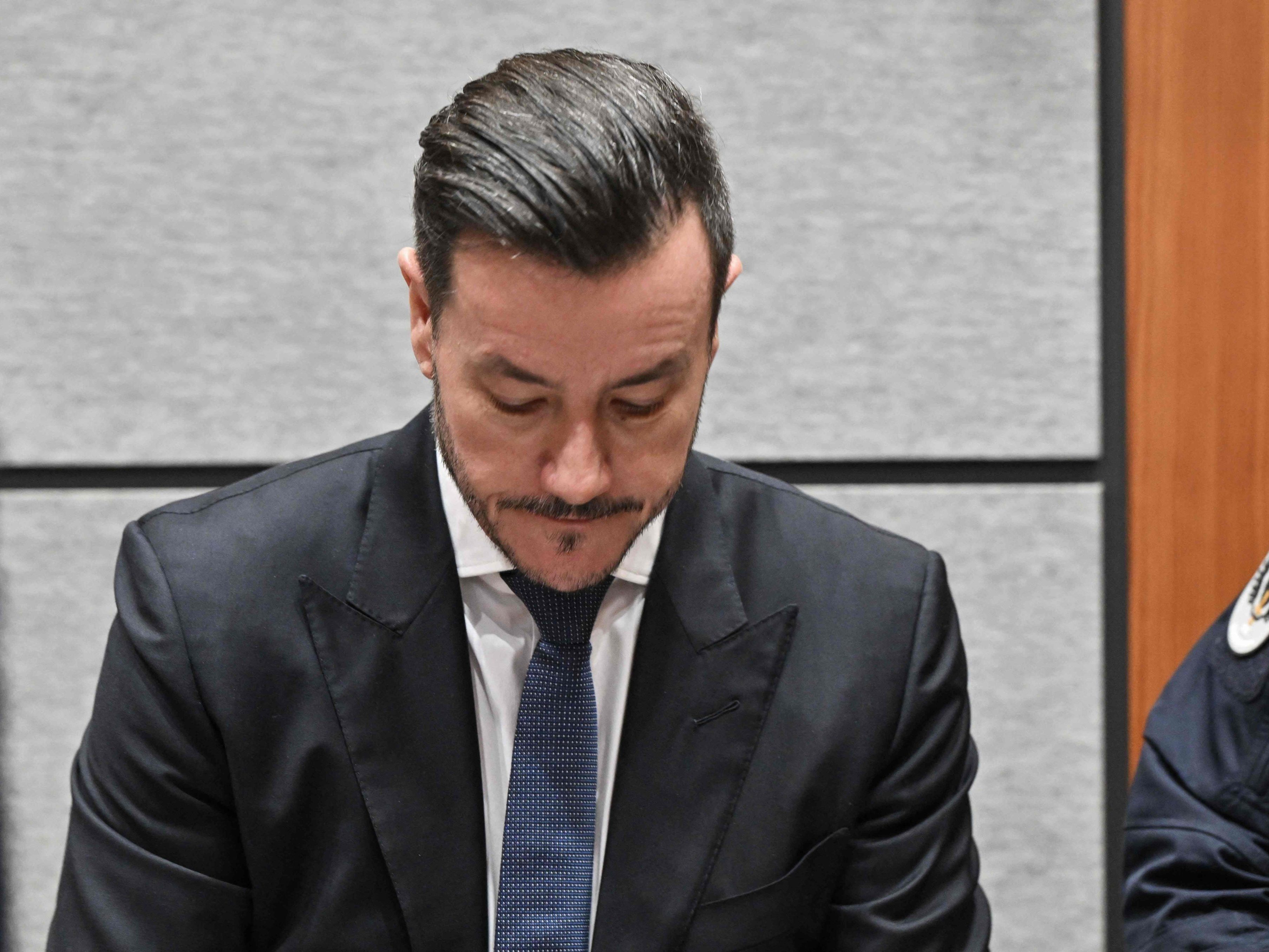 Zigarrenkisten, Anzüge und Mäntel von René Benko werden versteigert. Startpreise ab 30 Euro.