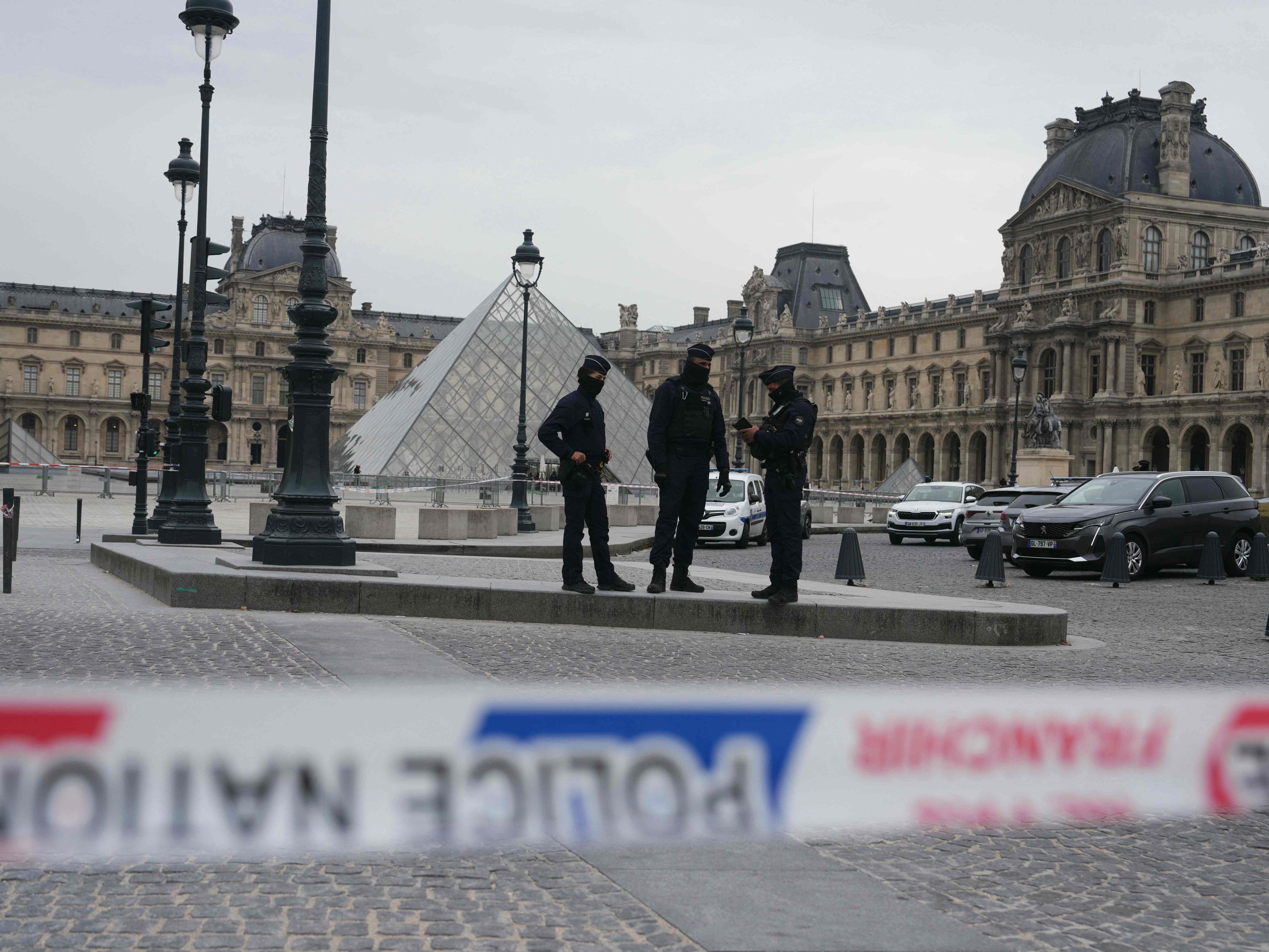 Polizisten sichern am 19. Oktober 2025 den Bereich vor dem Louvre in Paris nach dem Juwelenraub.