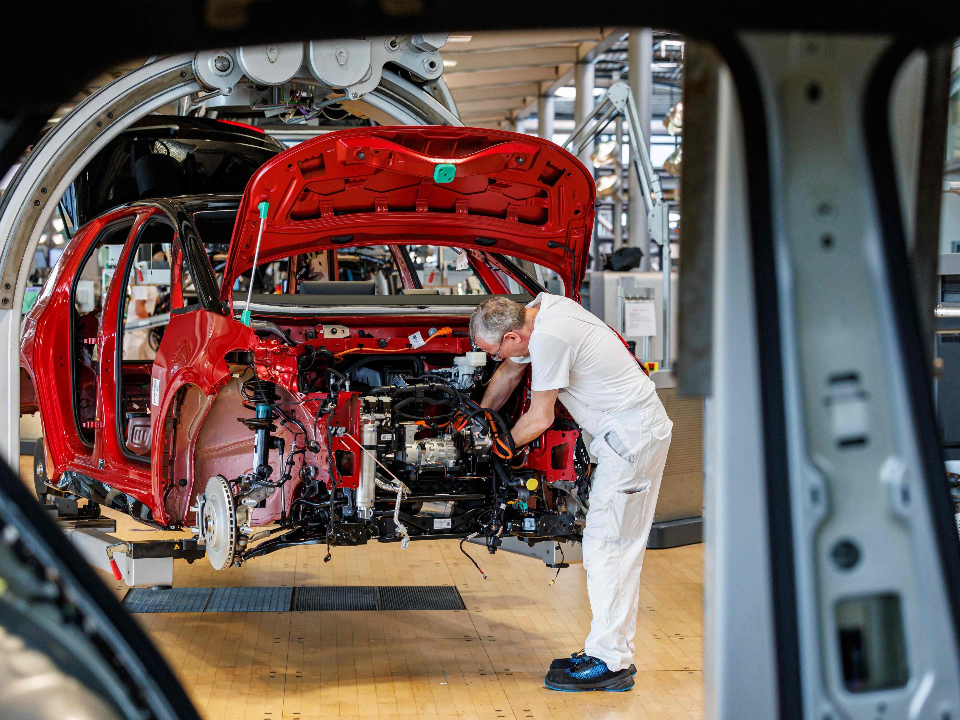 Ein Mitarbeiter arbeitet am Montageband für das Elektroauto ID.3 im Volkswagen-Werk "Gläserne Manufaktur" in Dresden. Der Konzern meldete im dritten Quartal 2025 einen Verlust von über einer Milliarde Euro.