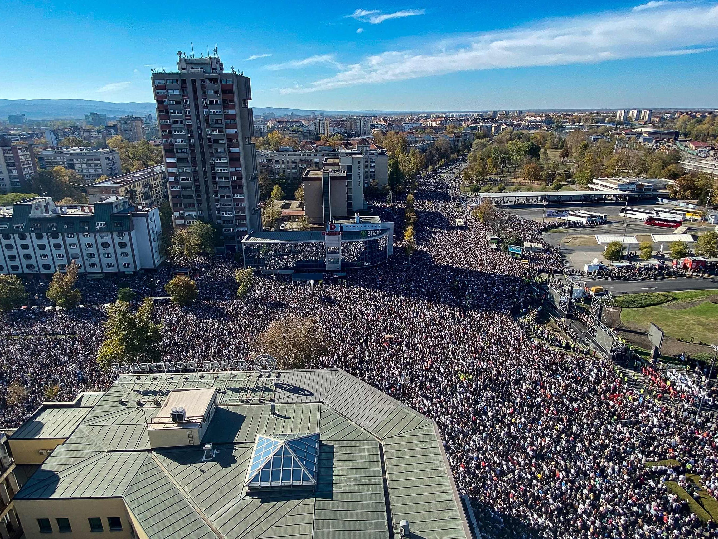 Zehntausende versammelten sich am 1. November 2025 in Novi Sad, um der Opfer des Bahnhofunglücks vor einem Jahr zu gedenken. Beim Einsturz des neu renovierten Bahnsteigdachs starben 16 Menschen.