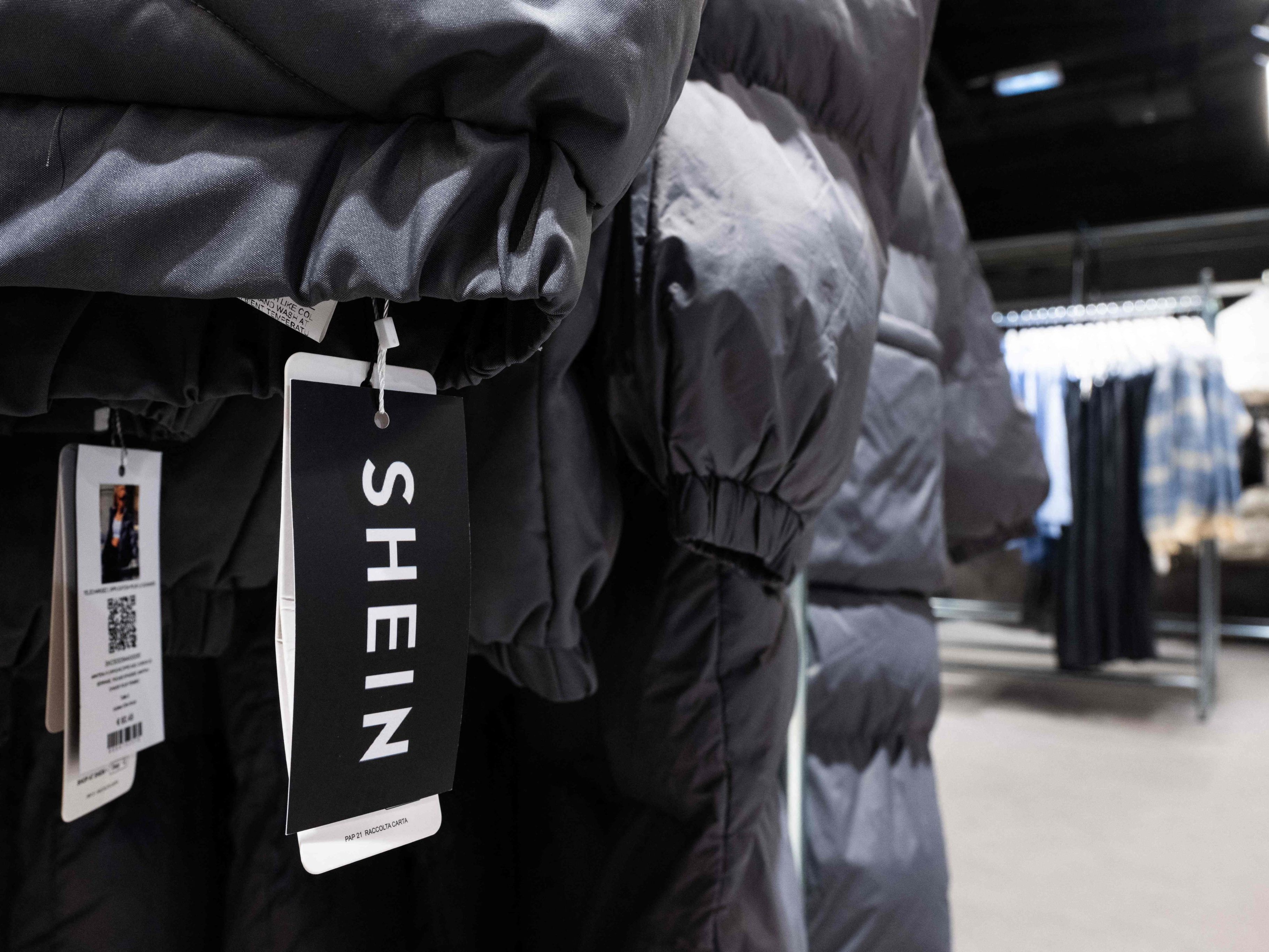 Die Ultra-Fast-Fashion. Produkte von Shein und Temu stellen eine Gefahr für die menschliche Gesundheit und die Umwelt dar.