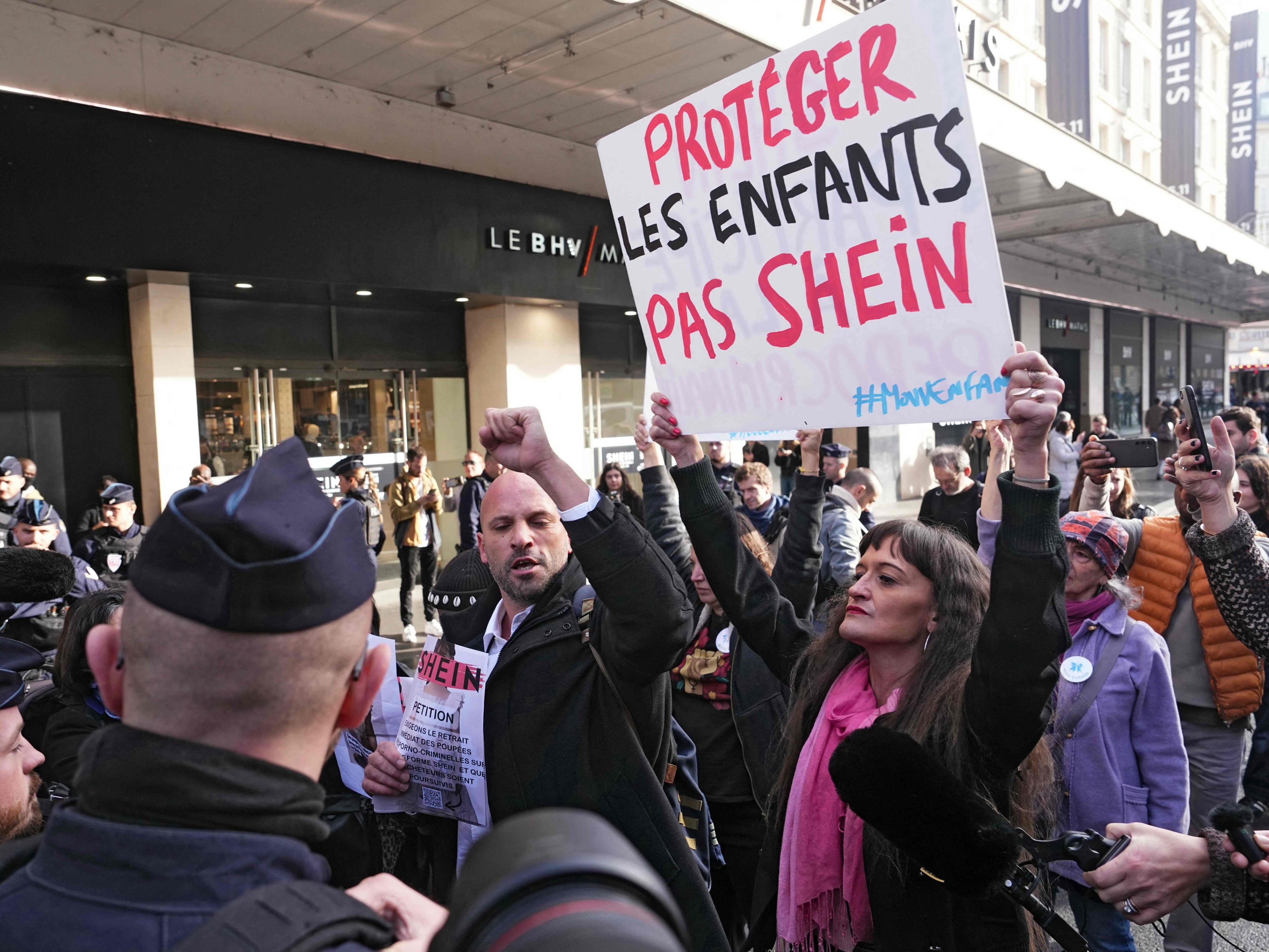 Frankreich sperrt die Shein-Website wegen eines Sexpuppen-Skandals. Zeitgleich sorgt die Eröffnung der ersten Filiale in Paris für Proteste.