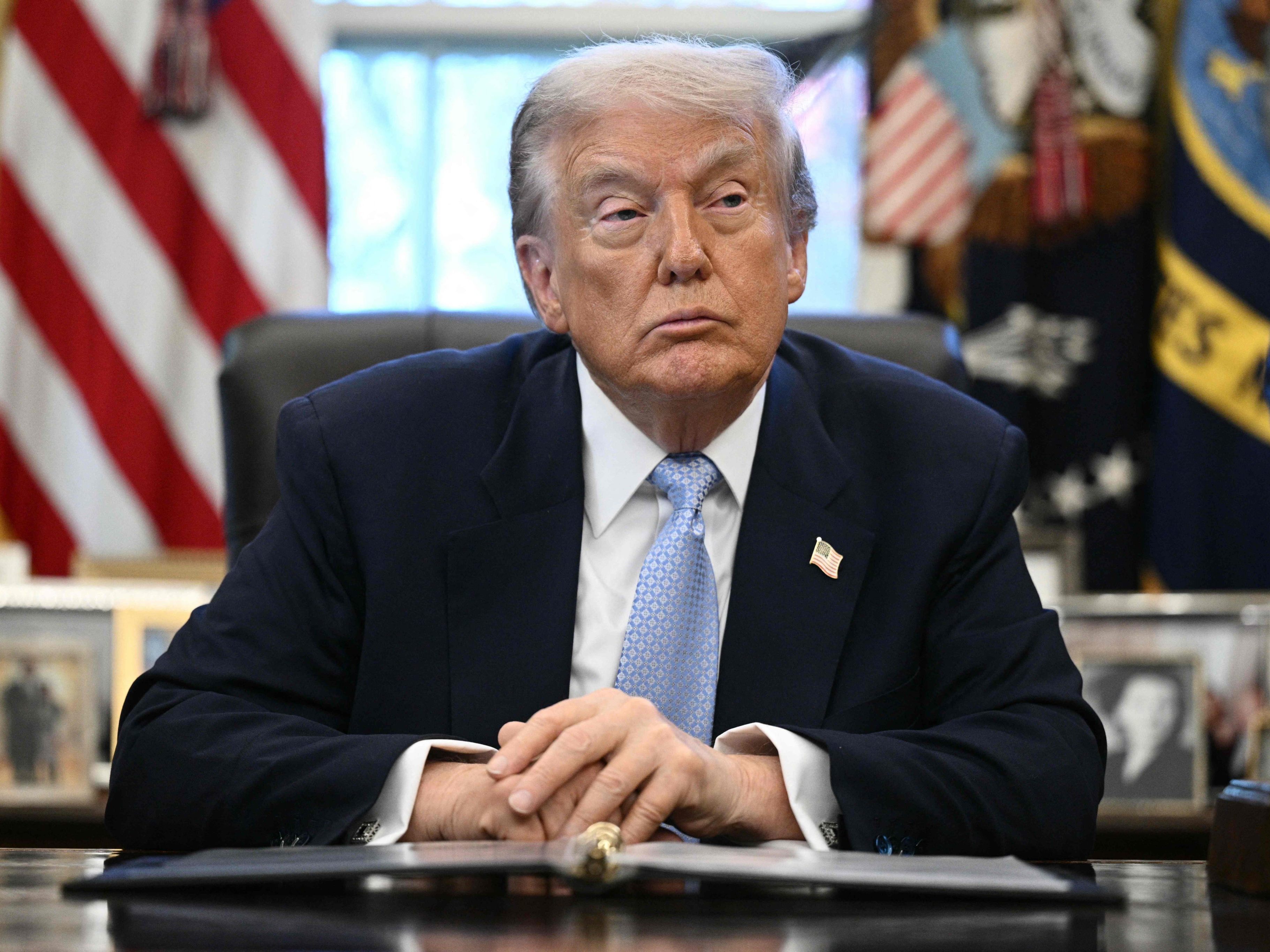 Donald Trump steht vor der Entscheidung, ob die Epstein-Dokumente veröffentlicht werden. Das Gesetz liegt ihm zur Unterschrift vor.