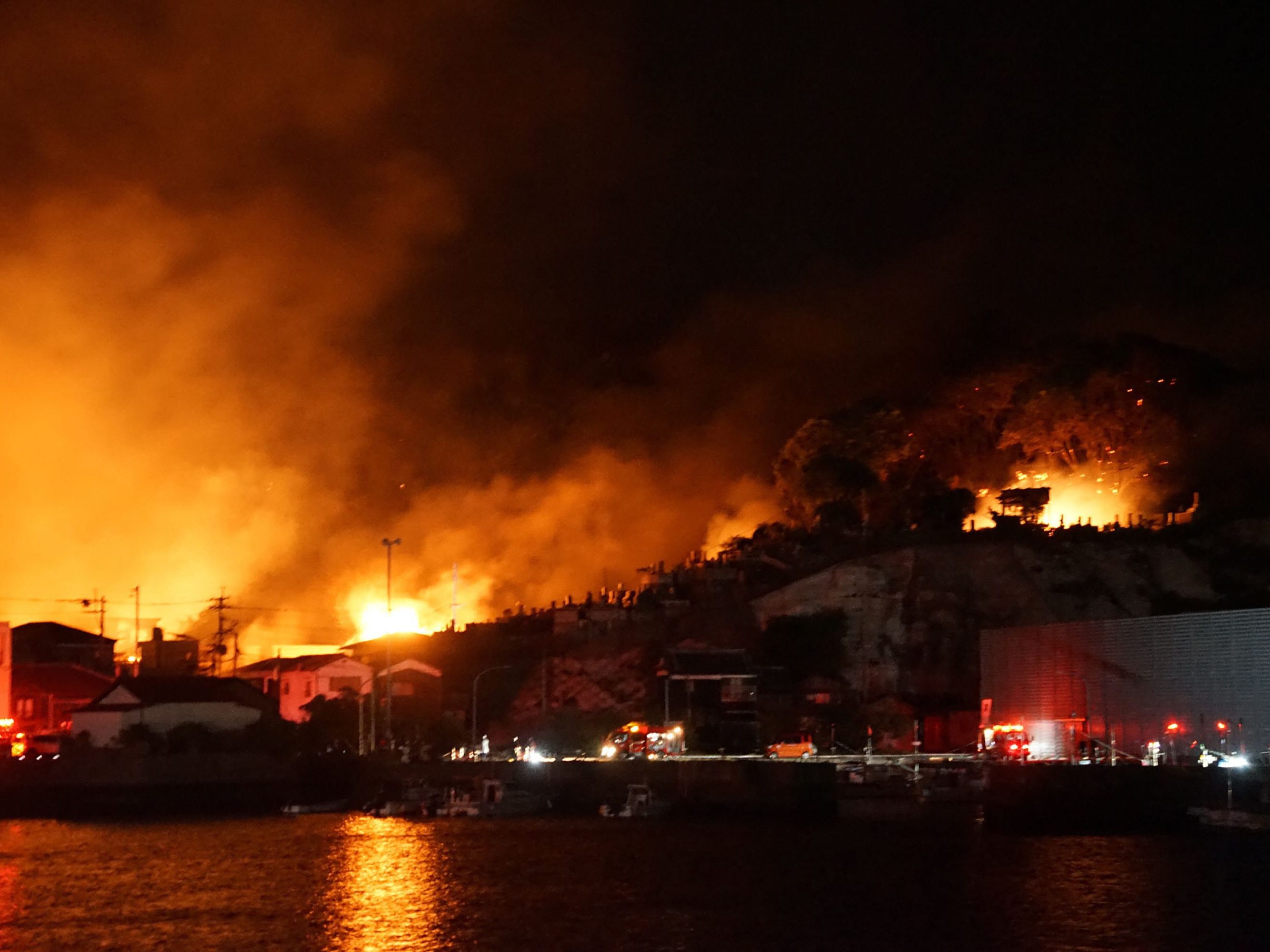 Ein Feuer verwüstet ein ganzes Stadtviertel in Ōita, Japan.