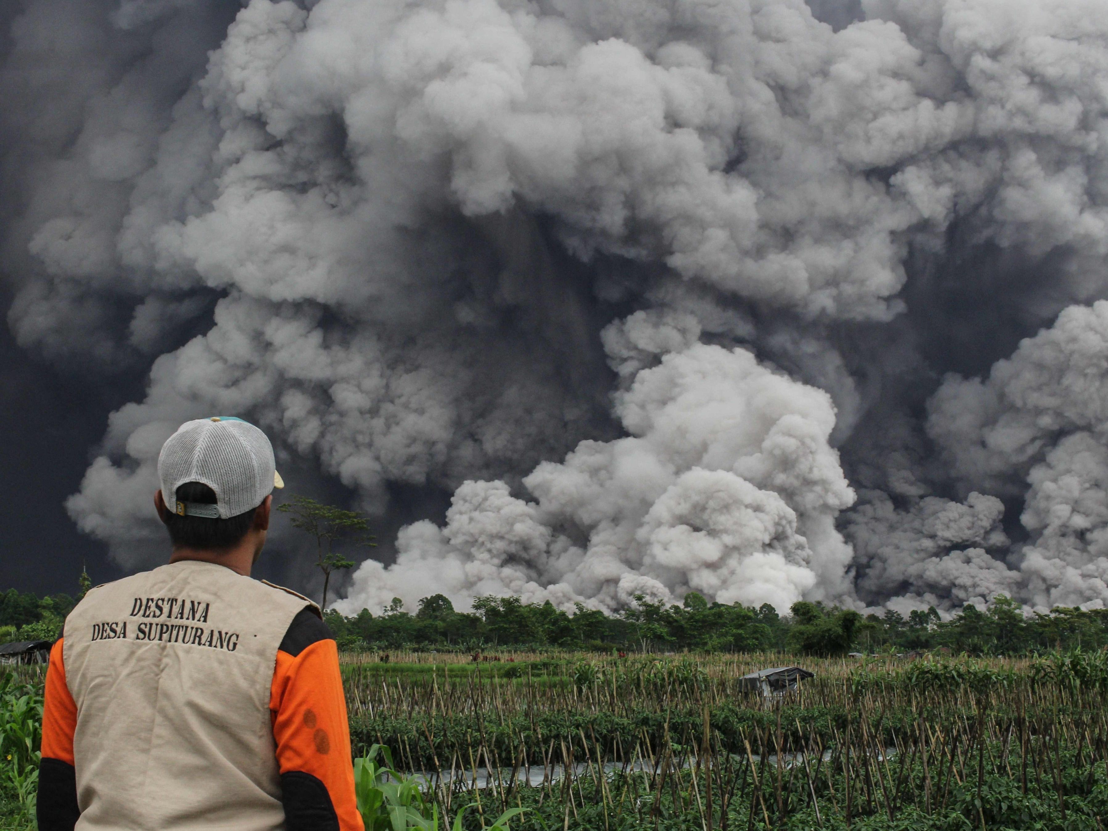 Beim Ausbruch des Semeru waren heiße Aschewolken und ein Gemisch aus Gestein, Lava und Gas bis zu 13 Kilometer weit ins Tal geschossen.