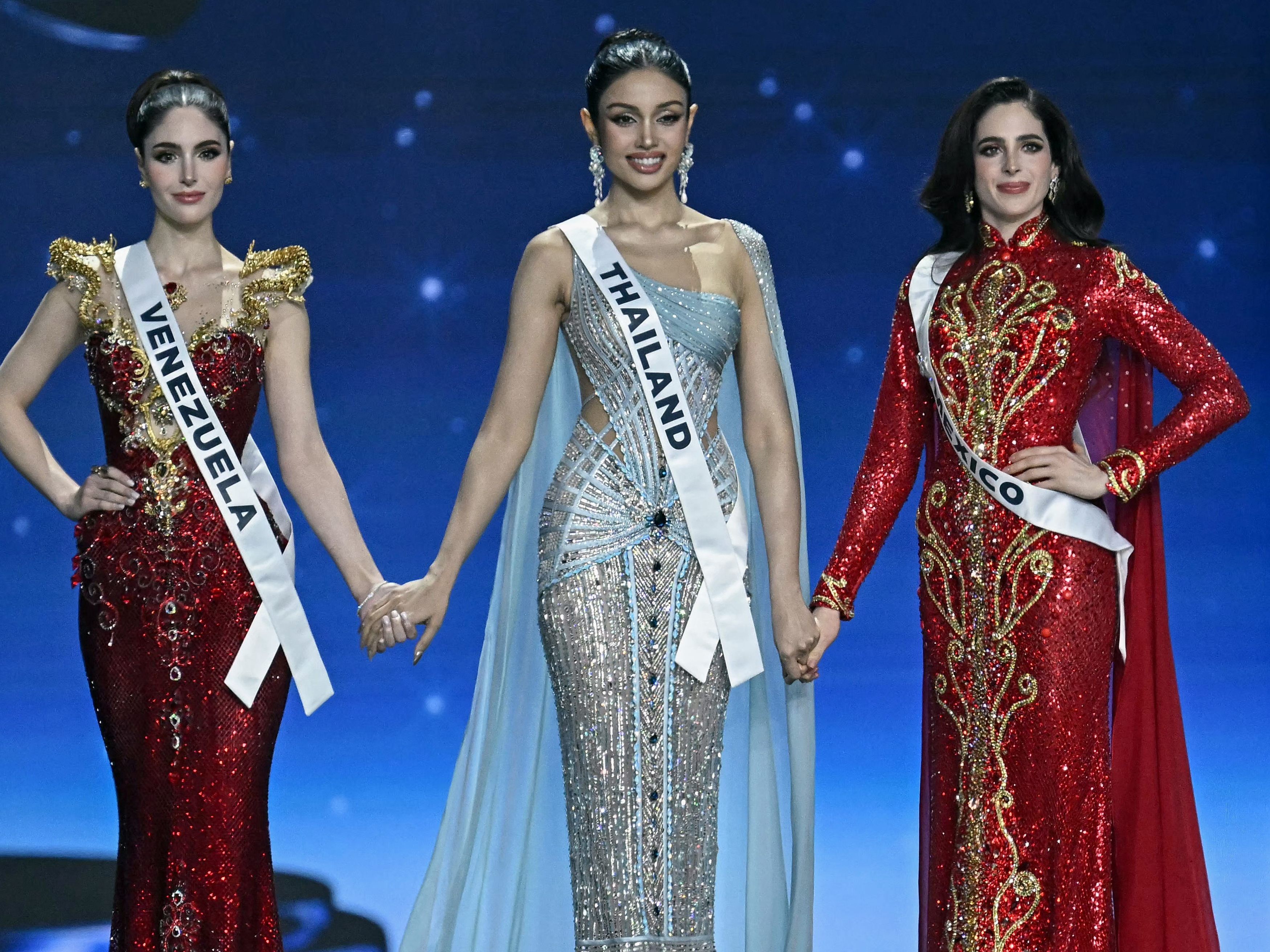 Die drei Finalistinnen: Miss Mexiko Fátima Bosch (rechts), Miss Thailand Praveenar Singh (Mitte) und Miss Venezuela Stephany Adriana Abasali Nasser (links).