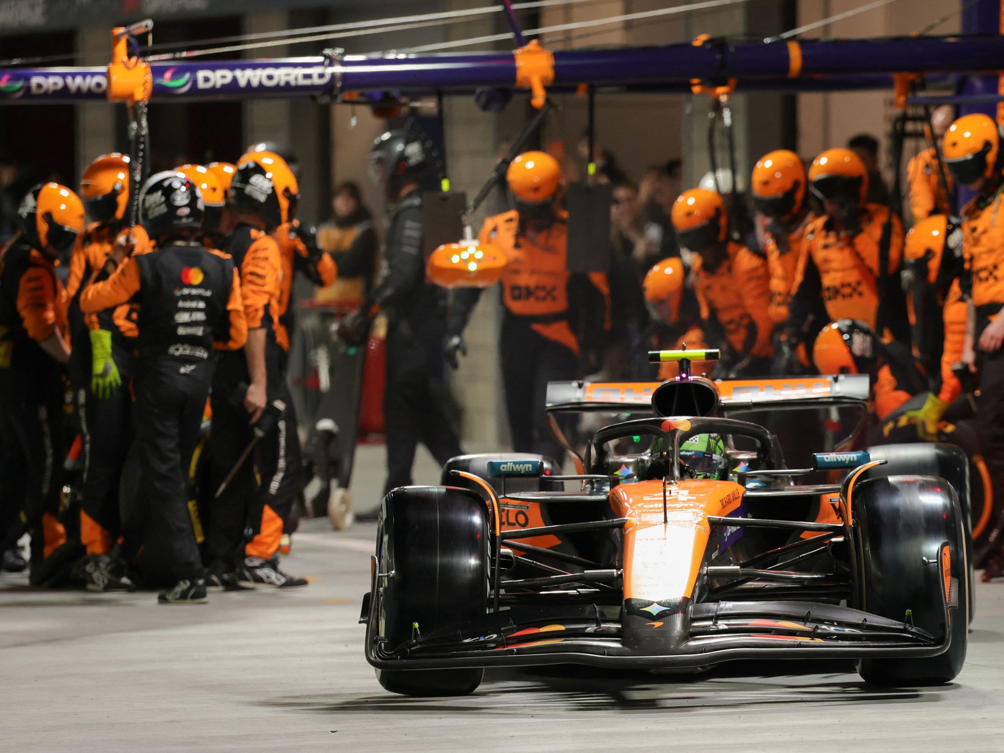 McLaren wird wegen technischer Verstöße disqualifiziert.